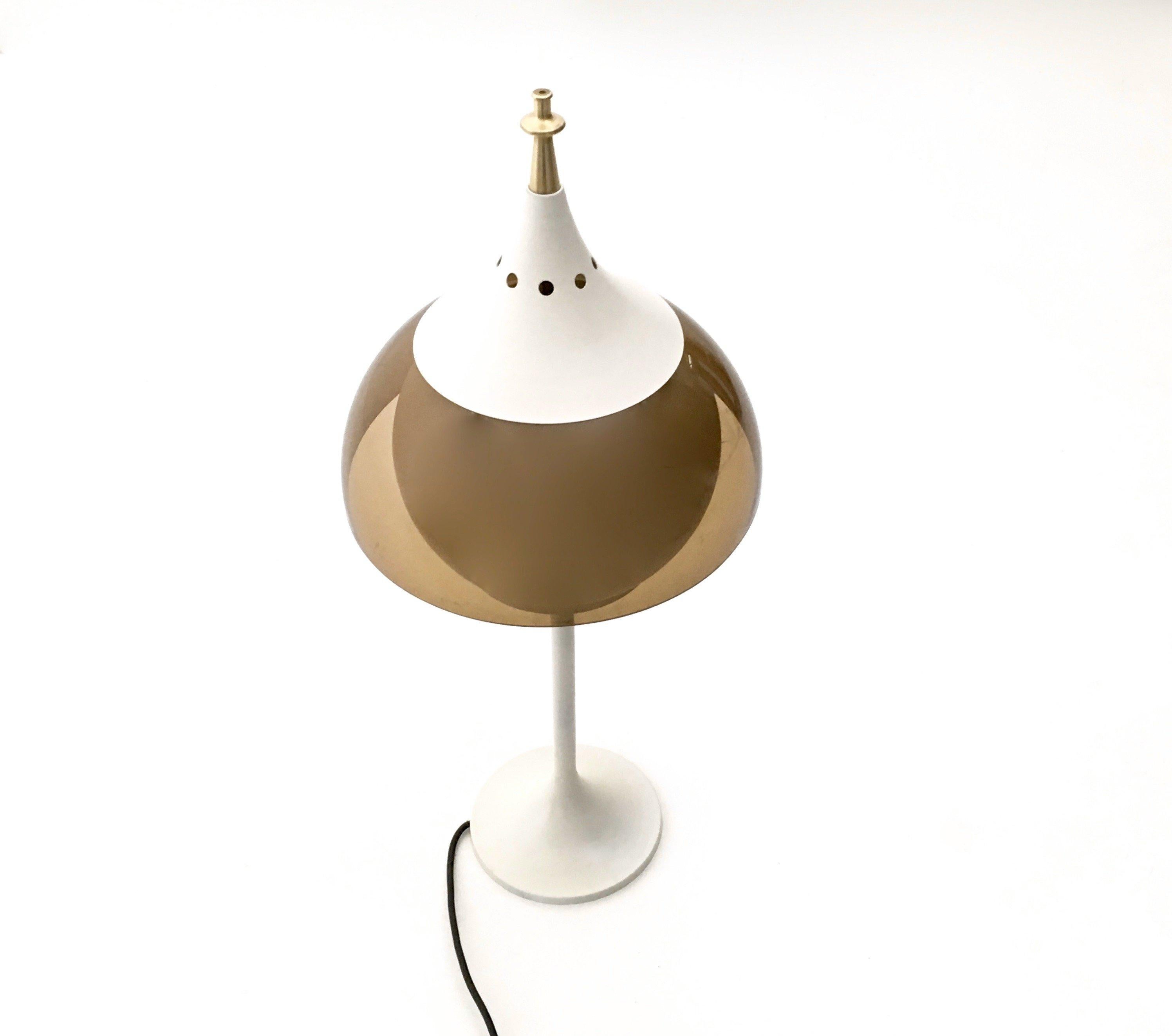Space Age Postmodern Plexiglass and White Varnished Metal Table Lamp, Italy In Excellent Condition In Bresso, Lombardy