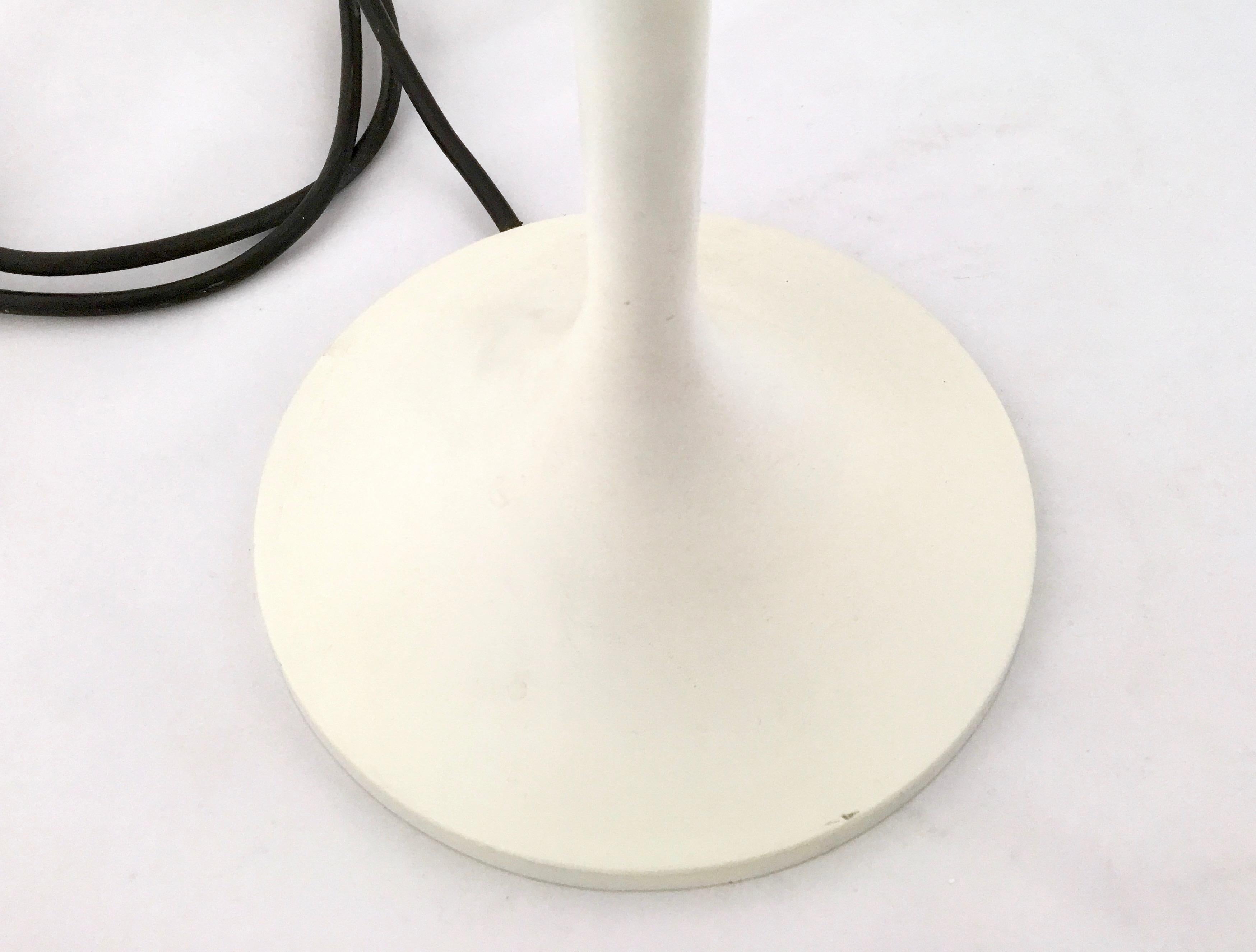 Space Age Postmodern Plexiglass and White Varnished Metal Table Lamp, Italy 3