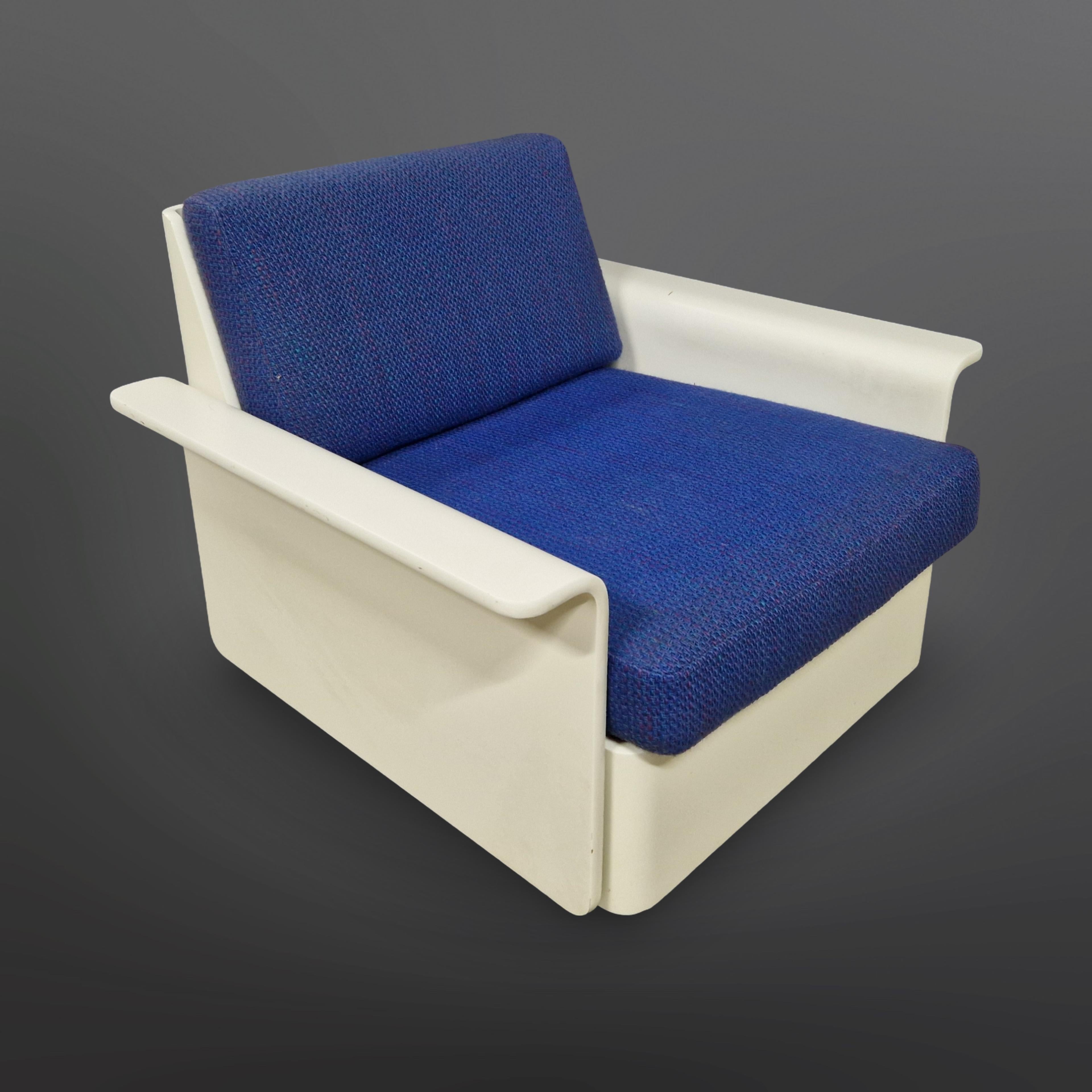 Sessel aus dem Weltraumzeitalter mit blauem Originalstoff. Hergestellt und etikettiert von COR Deutschland in den 1960er Jahren. Wahrscheinlich handelt es sich um einen Entwurf von Luigi Colani aus der modularen Designreihe Orbis.
Er ist aus