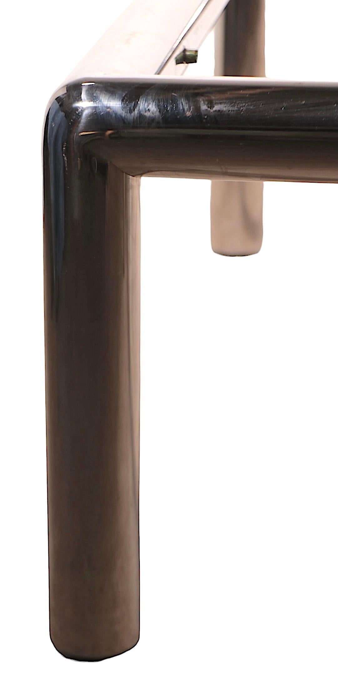 Ikonischer Couchtisch aus Chrom und Glas aus der Mitte des Jahrhunderts, entworfen von John Mascheroni für Vecta, hergestellt in Italien, ca. 1960er Jahre.
 Der Tisch verfügt über ein Rohrgestell aus poliertem Aluminium mit einer originalen