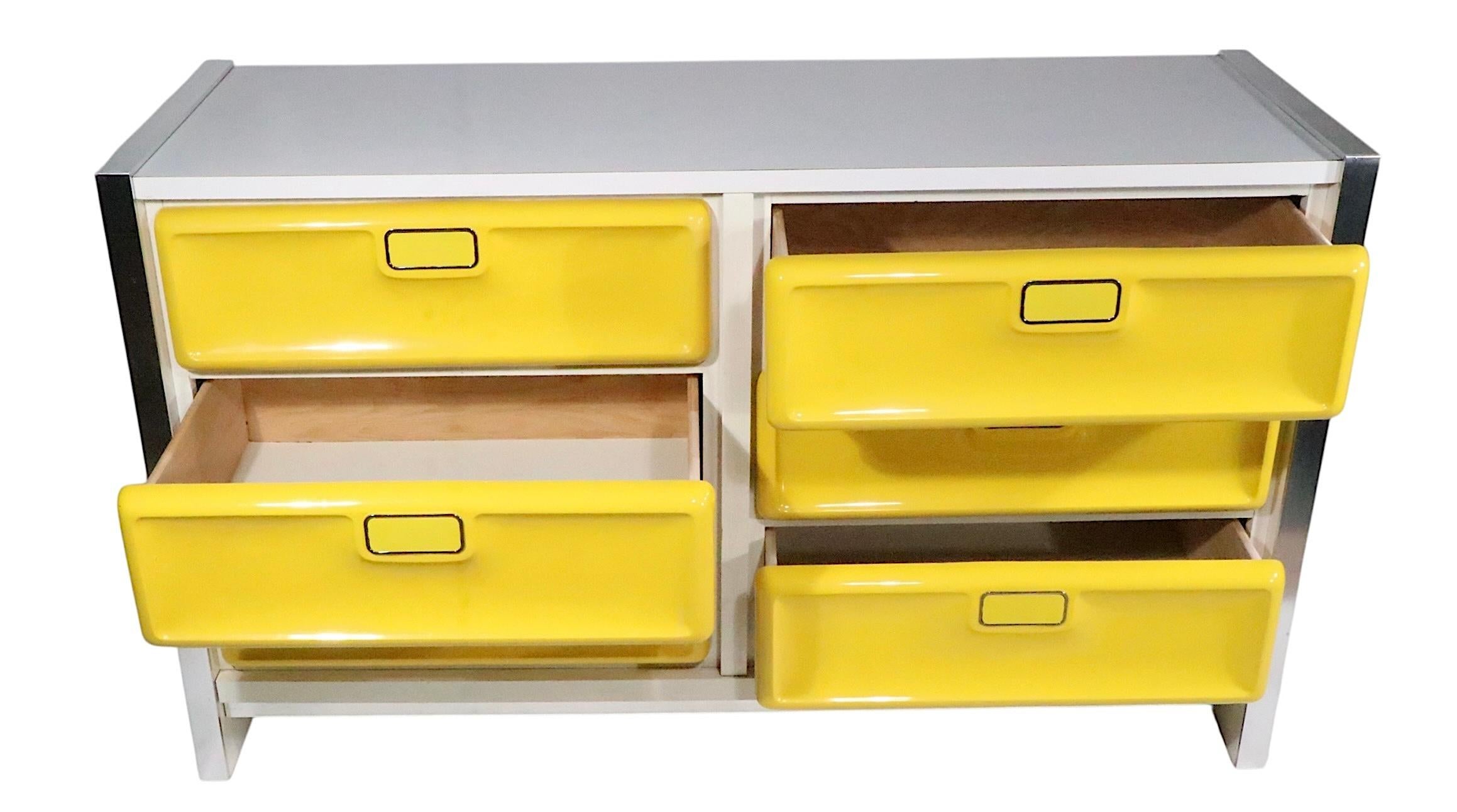 Space Age Pop Art Post Modern Dresser by Bassett after Raymond Lowey c. 1970's In Good Condition For Sale In New York, NY