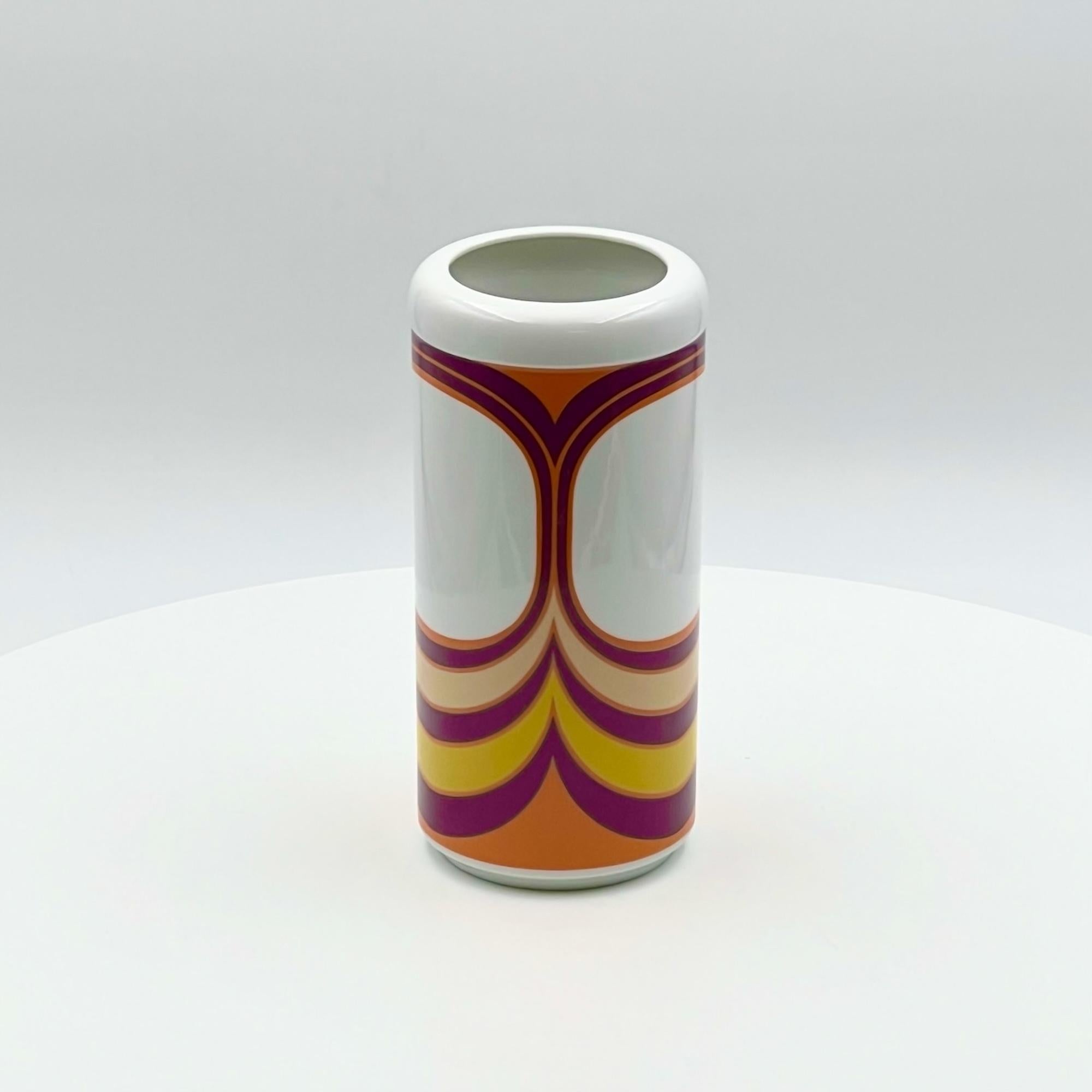 Entra nell'affascinante mondo del design moderno di metà secolo con questo bellissimo vaso di porcellana dell'era spaziale, una splendida reliquia degli anni '60. Realizzato dagli stimati produttori di porcellana Krautheim & Adelberg, che operarono