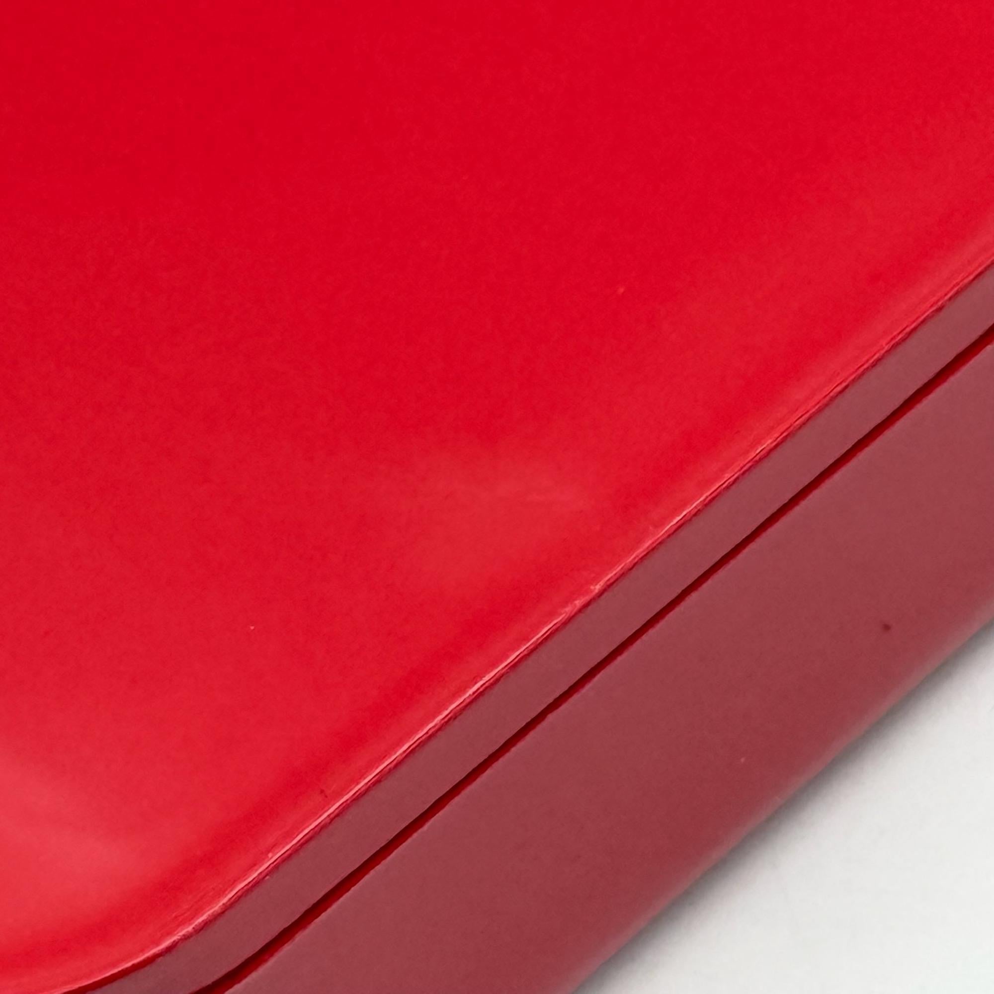 Makio Hasuike’s groundbreaking approach to industrial design finds one of its most compelling expressions in this 1970s portable vanity set for Gedy. A fusion of bold aesthetics and functional ingenuity, this Space Age masterpiece exemplifies the