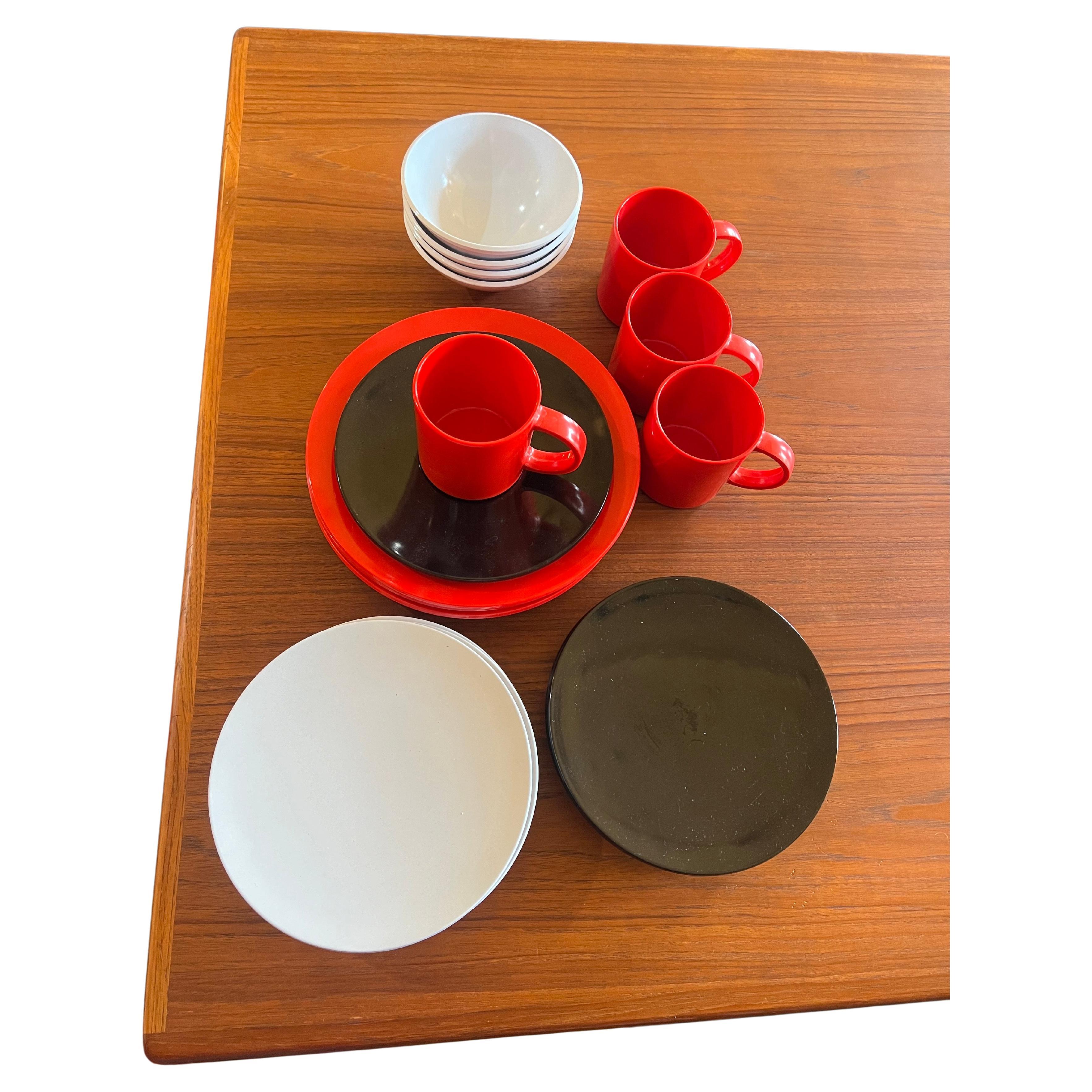 A very unusual set for 4 never used from 1985 , by Copco in melamine very cool colors red , black and white , 4 dinner plates, 4 salad plates , 4 bowls , 4 mugs  and 4 dessert plates , a total of 20 pieces beautiful elegant and unique.