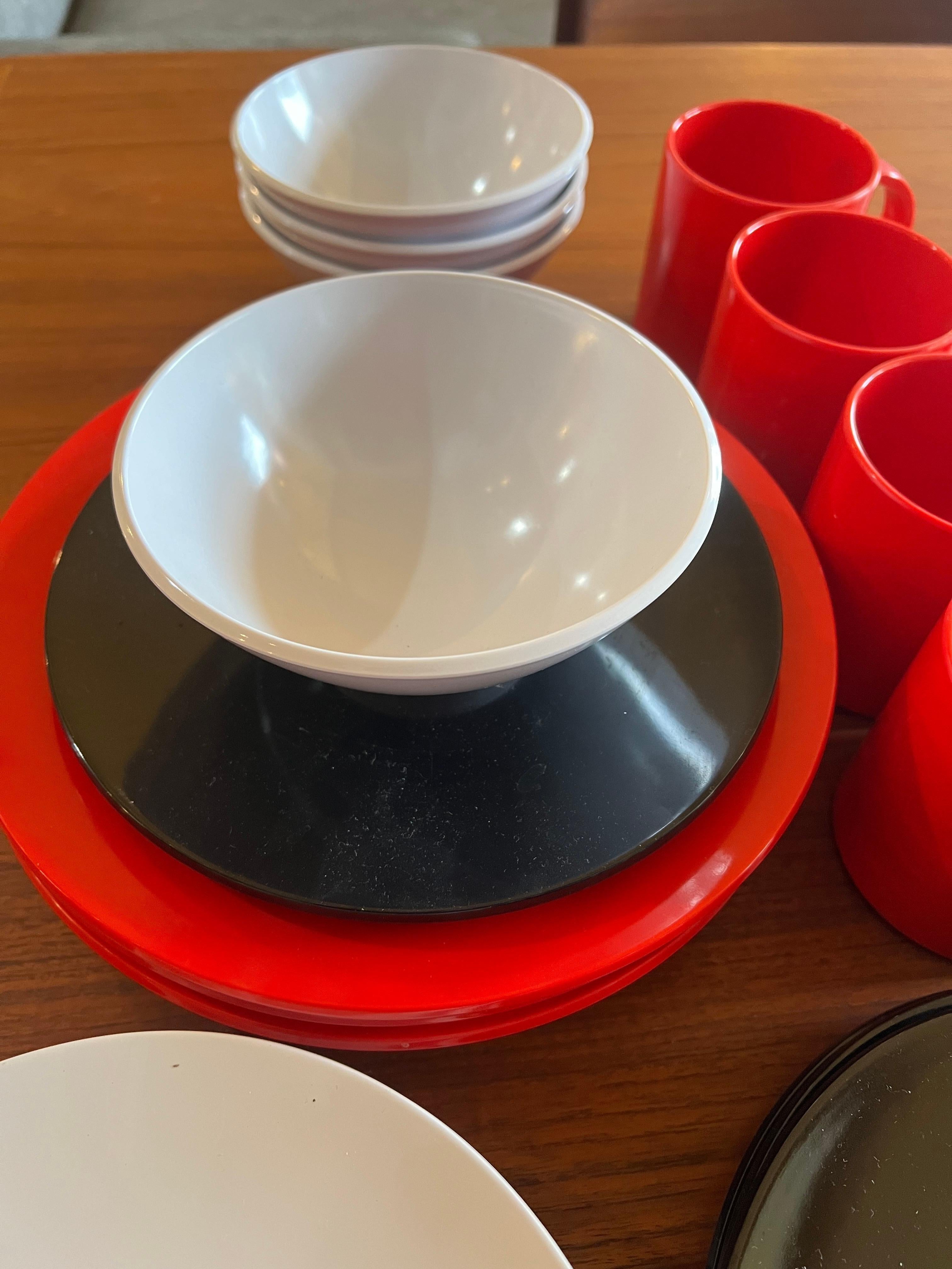 Space Age Post Modern Dinnerware Set for 4 by Copco in Melamine NOS In Excellent Condition In San Diego, CA