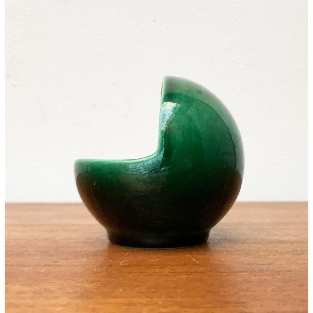 Space Age Pottery Ball Ashtray or Bowl by Cari Zalloni for Steuler, West Germany, 1960s, in Very Good conditions. Designed 1960 to 1969 This piece has an attribution mark.

Additional information:
Materials: Ceramic
Color: Green
Styles: Mid-Century