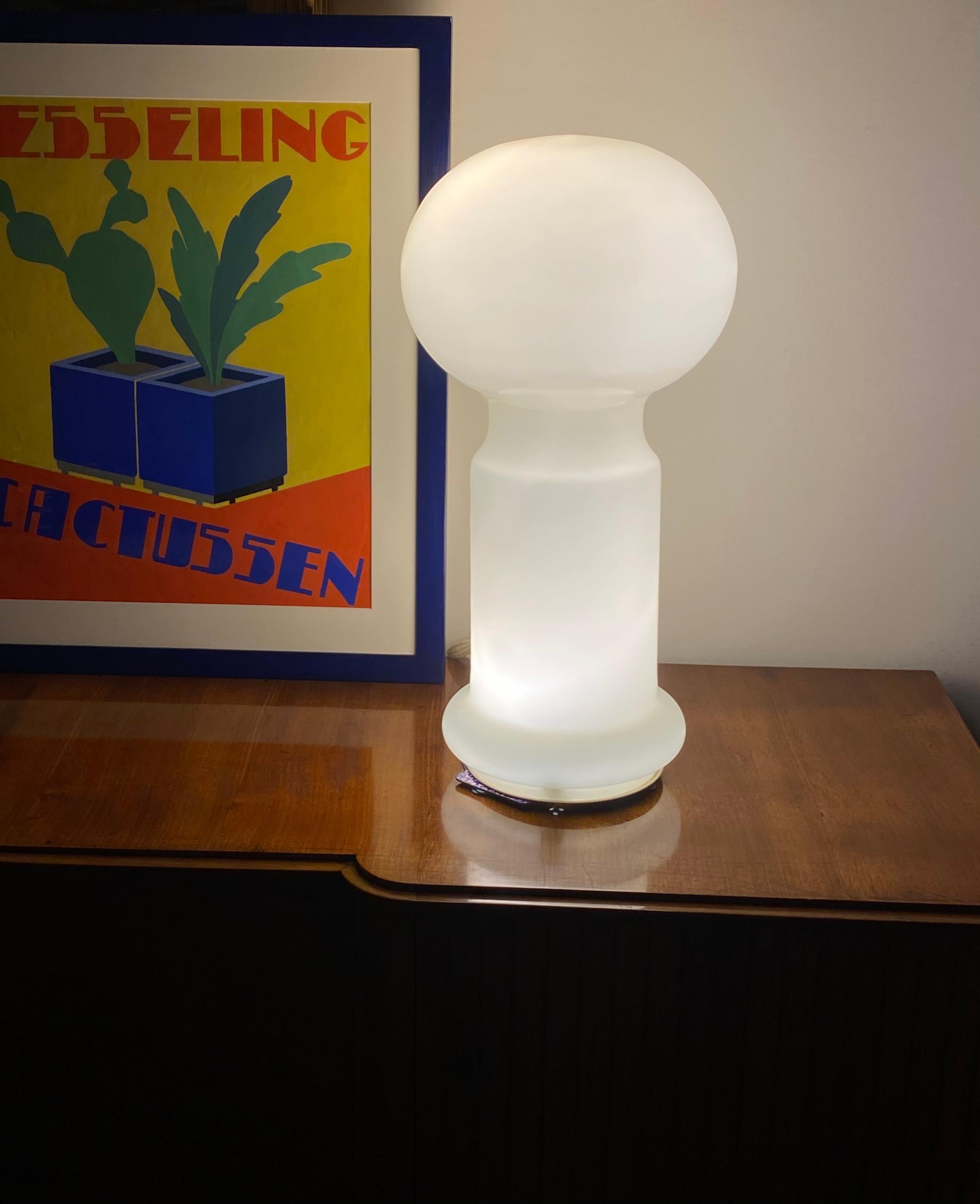 Lampe de table en verre Murano de l'ère spatiale.

Vistosi, Italie Années 1960

Verre jaune pâle / beige. 

Trois ampoules à l'intérieur ; une grande avec une douille E27 au sommet et deux ampoules E14 à la base.

H 62 cm - 33 cm diam.

Condit :