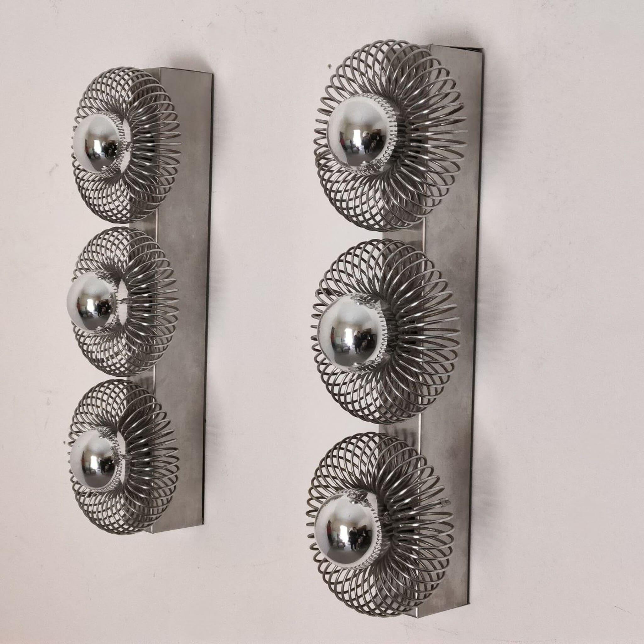 Raro par de apliques de Philippe Rogier para Oxar, Francia, años 70

Raro y llamativo par de apliques de pared vintage diseñados por Philippe Rogier para Oxar, Francia, hacia la década de 1970. Estas lámparas escultóricas encarnan la esencia del