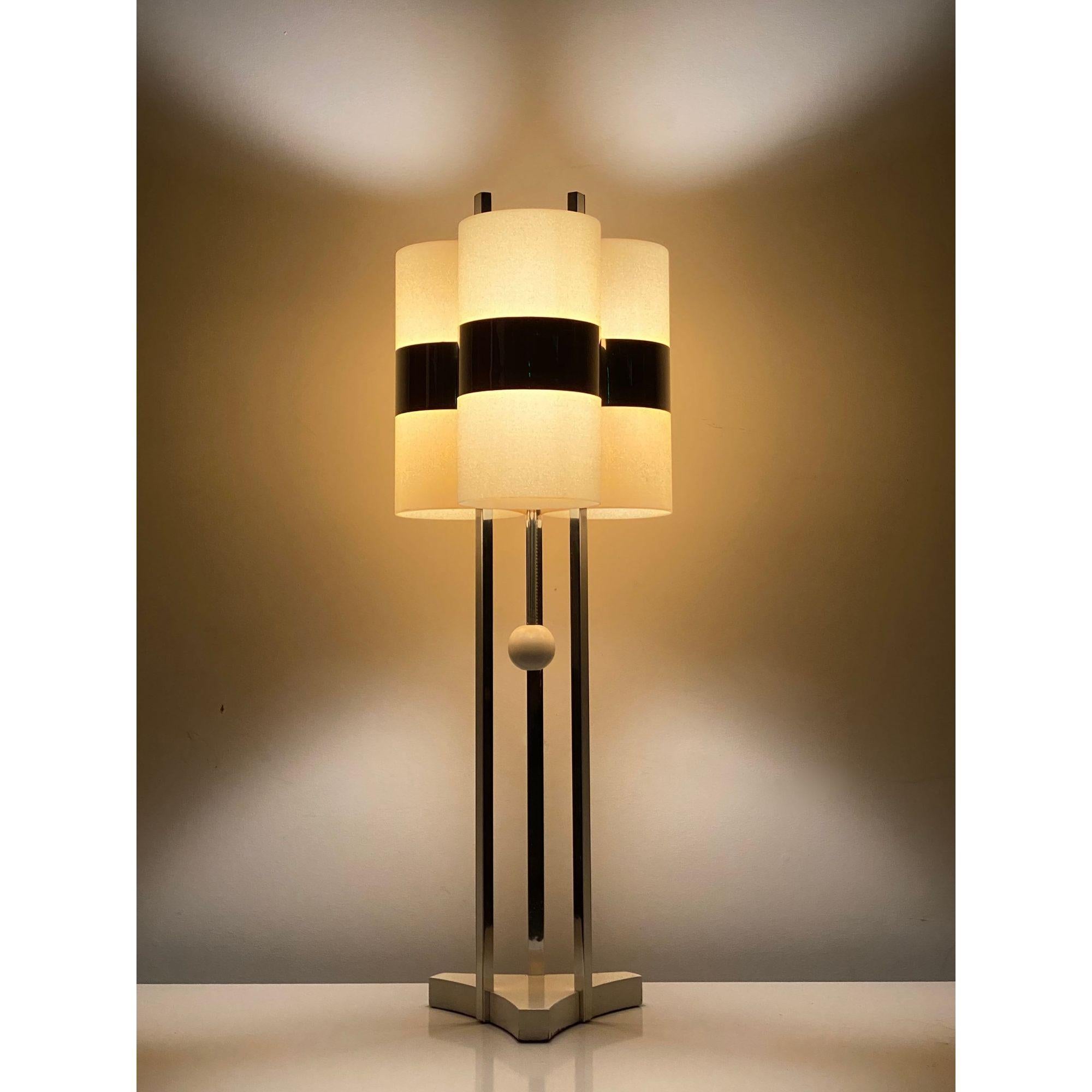 Space Age Rare Table Lamp in Chrome and Acrylic by Modeline, circa 1970s For Sale 5