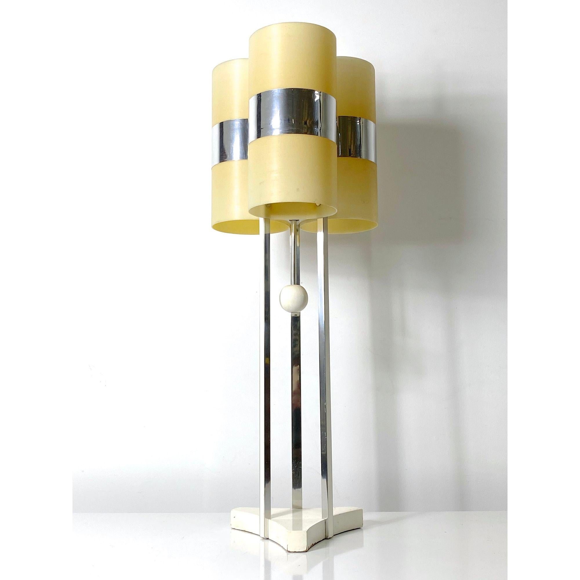 Space Age Rare Table Lamp in Chrome and Acrylic by Modeline, circa 1970s In Good Condition For Sale In Troy, MI