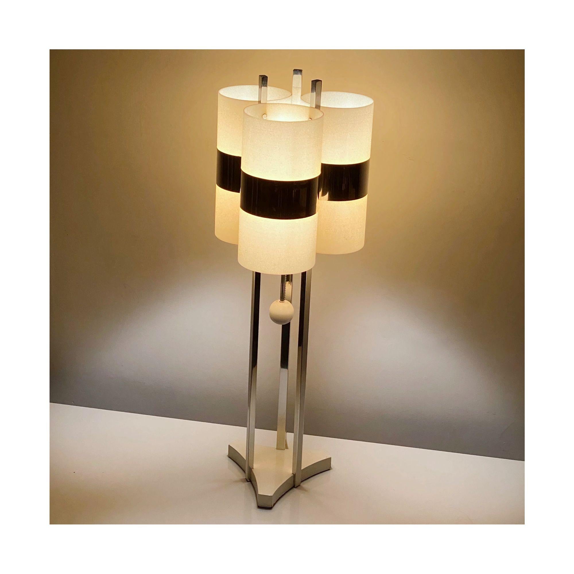 Space Age Rare Table Lamp in Chrome and Acrylic by Modeline, circa 1970s For Sale 4