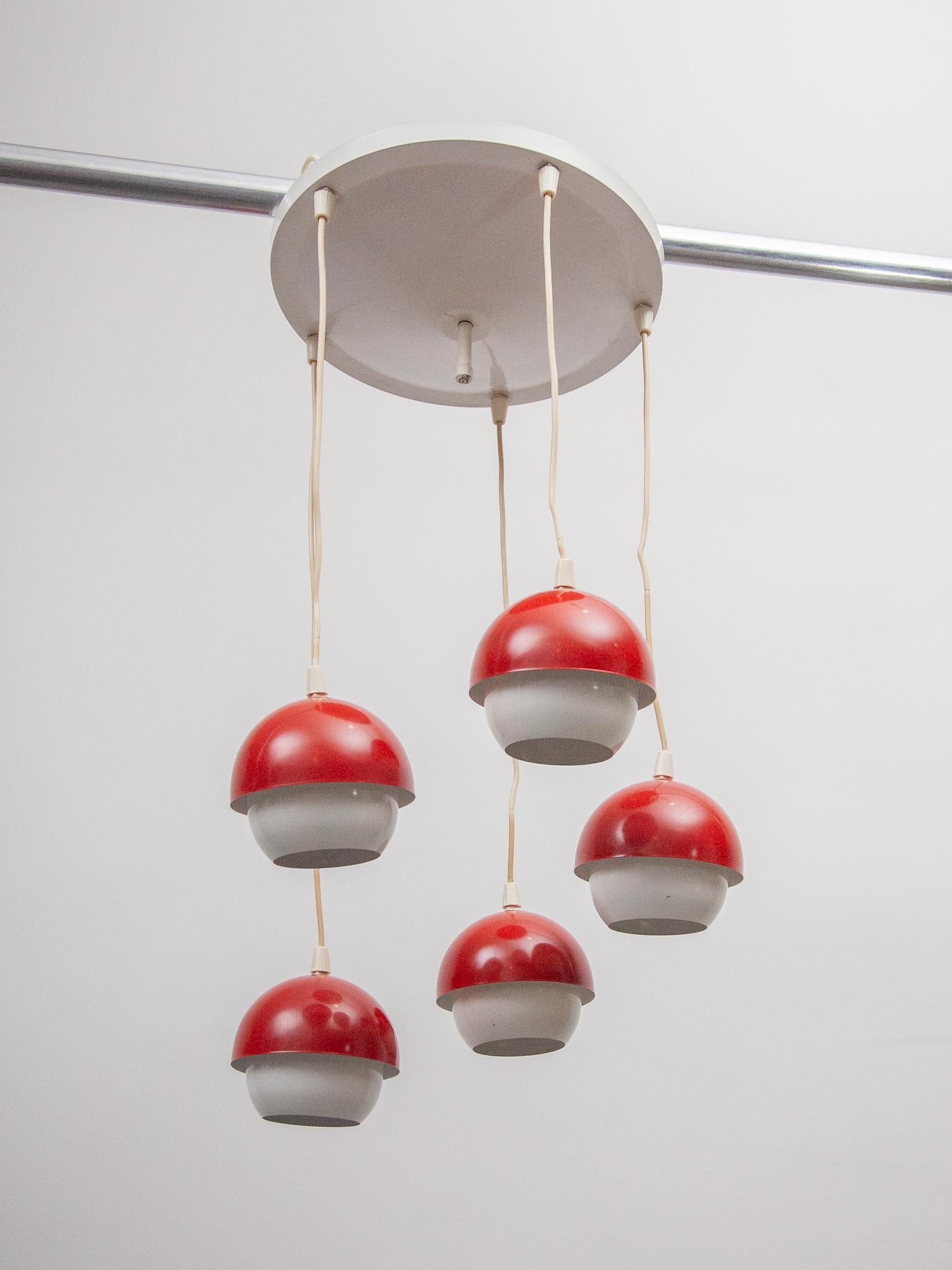 Pendentif en forme de pot de fleurs en métal de style Cascade five, période Pop art 1969. Il est possible d'adapter la longueur des fils à votre espace.