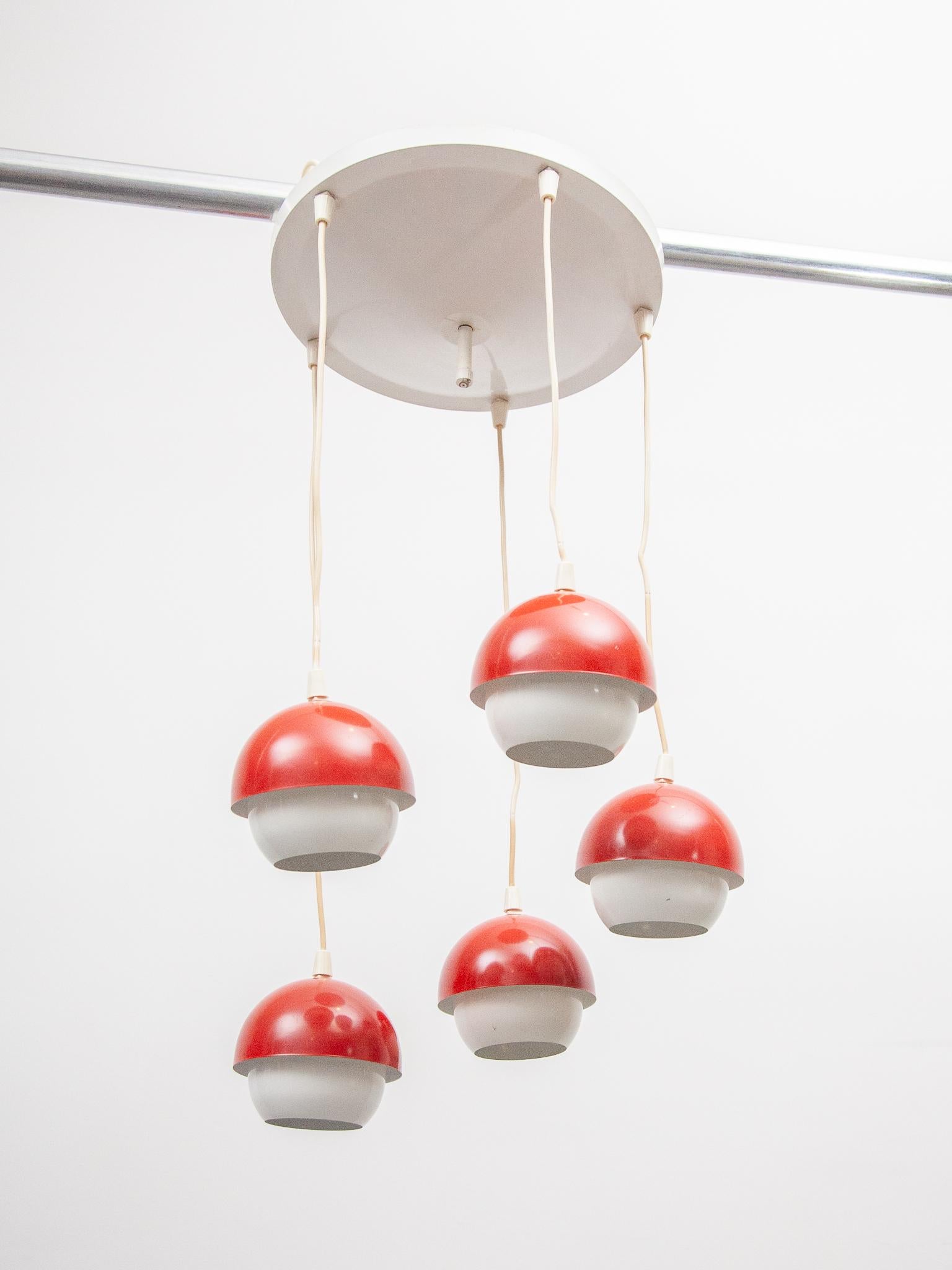 Danois Pendentif Cascade à cinq globes en métal rouge et blanc de l'ère spatiale, Lyfa en vente