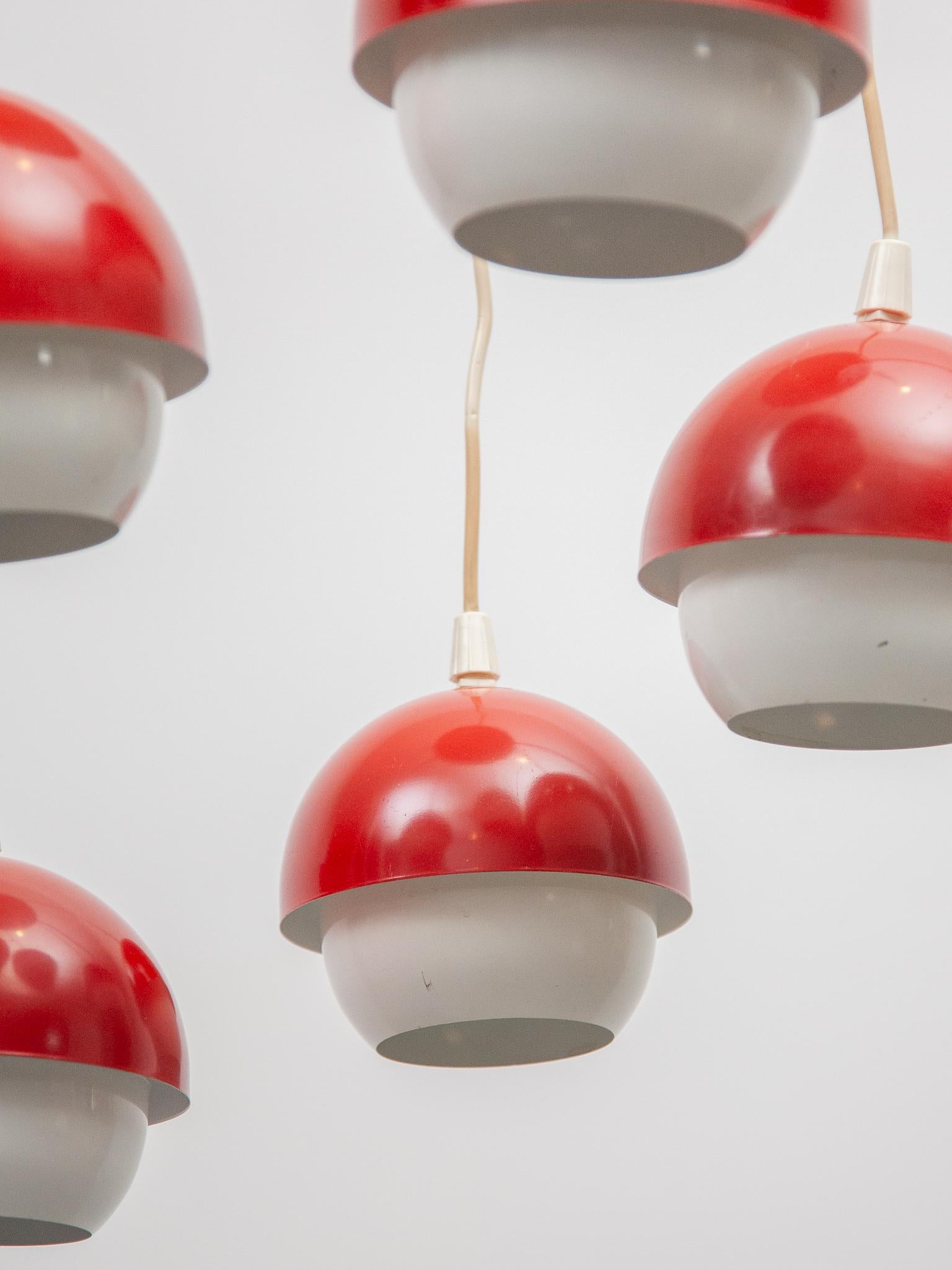 Milieu du XXe siècle Pendentif Cascade à cinq globes en métal rouge et blanc de l'ère spatiale, Lyfa en vente