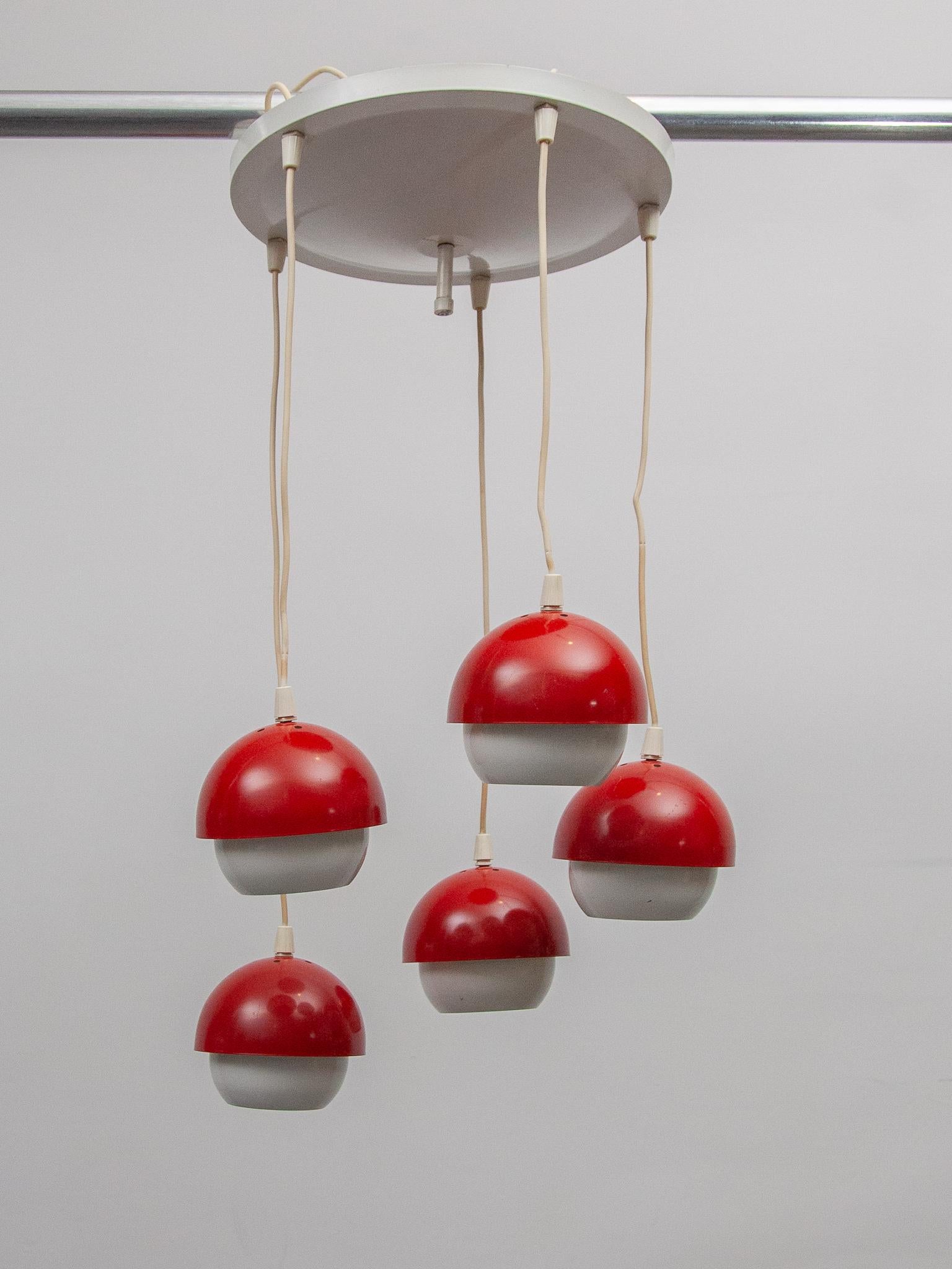 Métal Pendentif Cascade à cinq globes en métal rouge et blanc de l'ère spatiale, Lyfa en vente