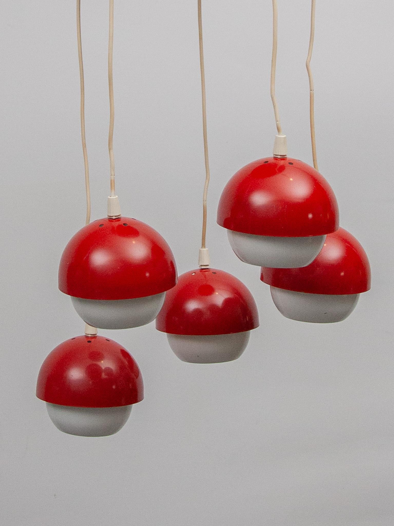 Pendentif Cascade à cinq globes en métal rouge et blanc de l'ère spatiale, Lyfa en vente 1