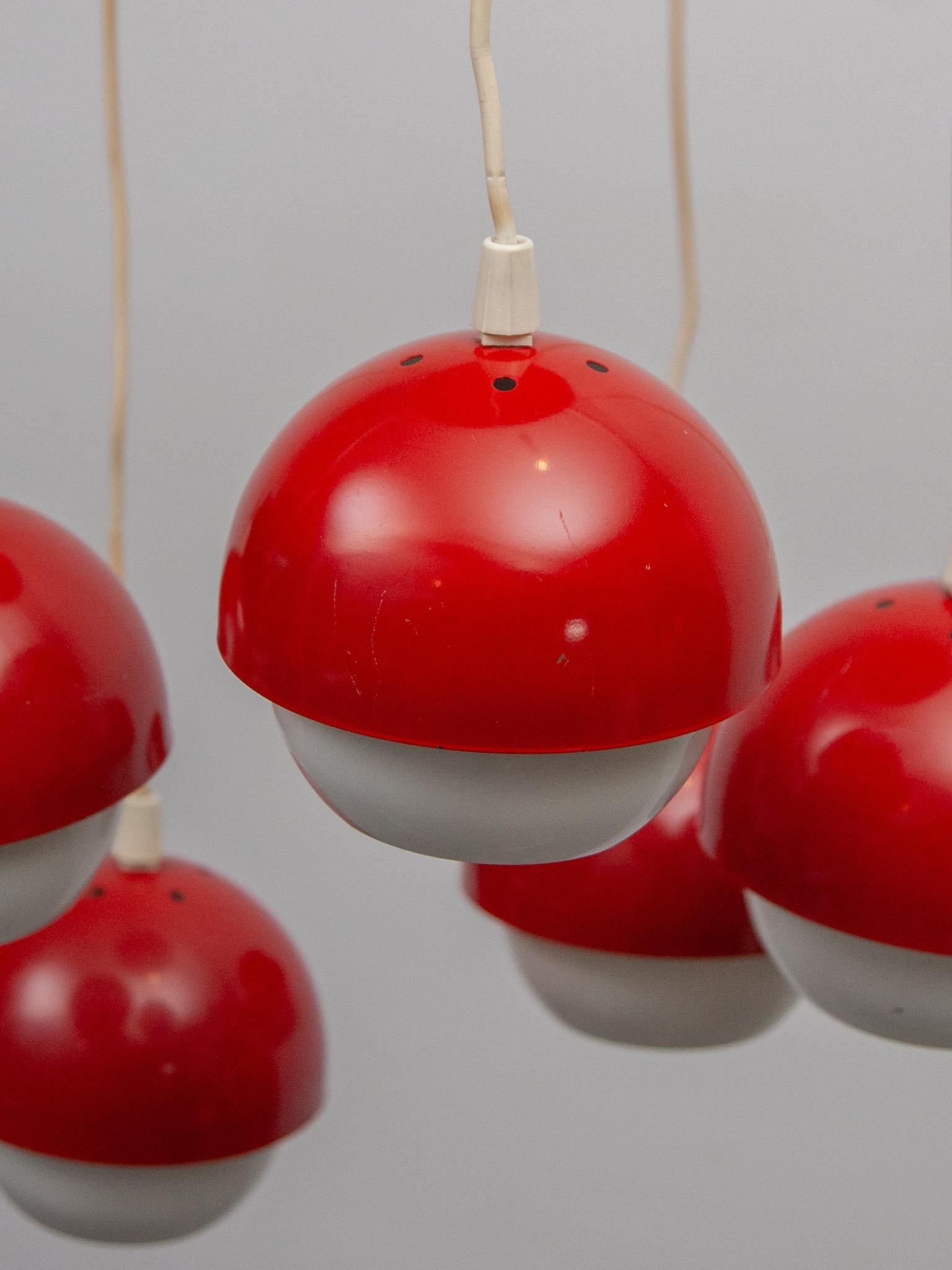 Pendentif Cascade à cinq globes en métal rouge et blanc de l'ère spatiale, Lyfa en vente 2