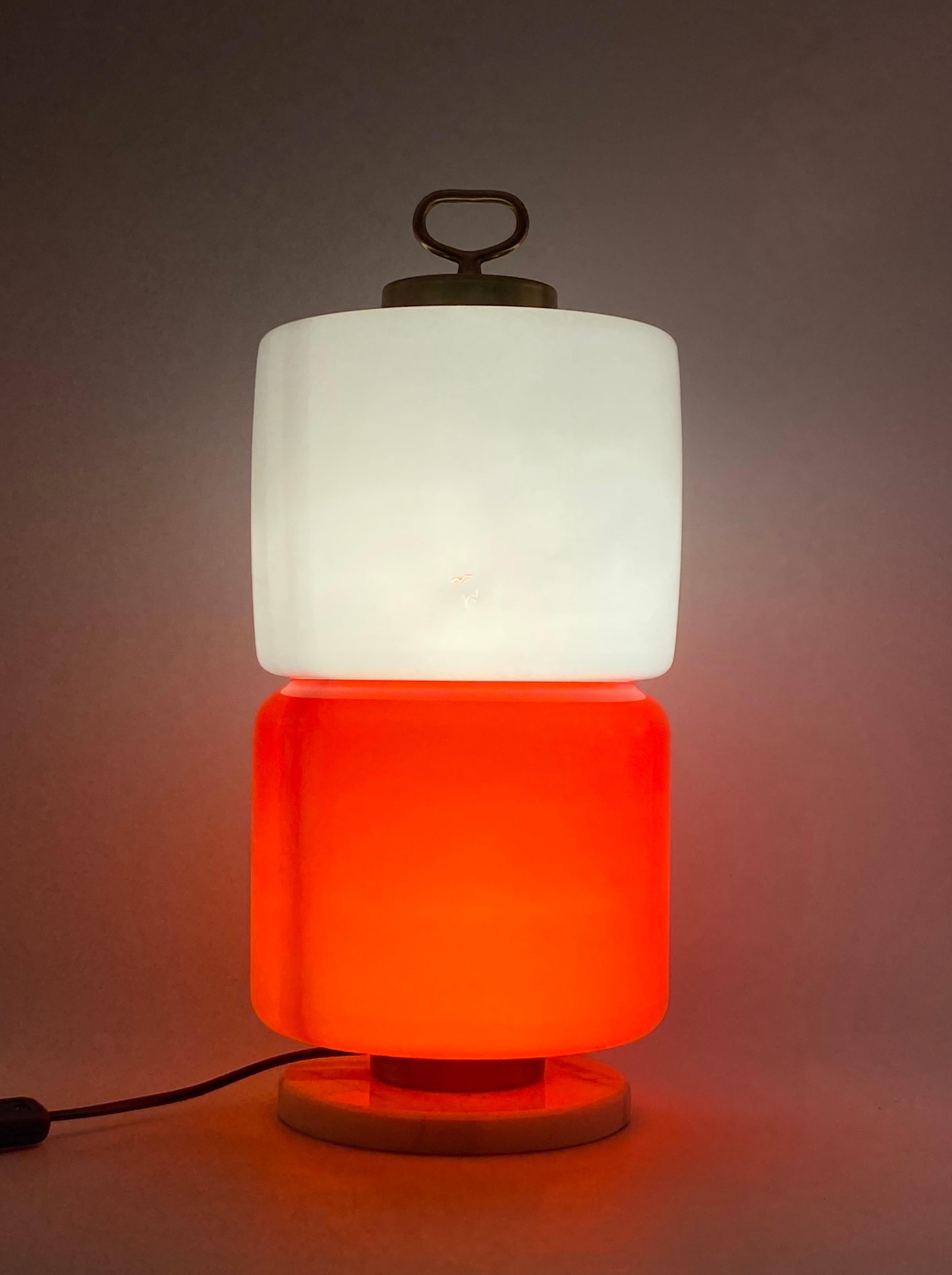 Space Age Red and white glass cylindrical table lamp, Stilnovo, 1970s For Sale 10