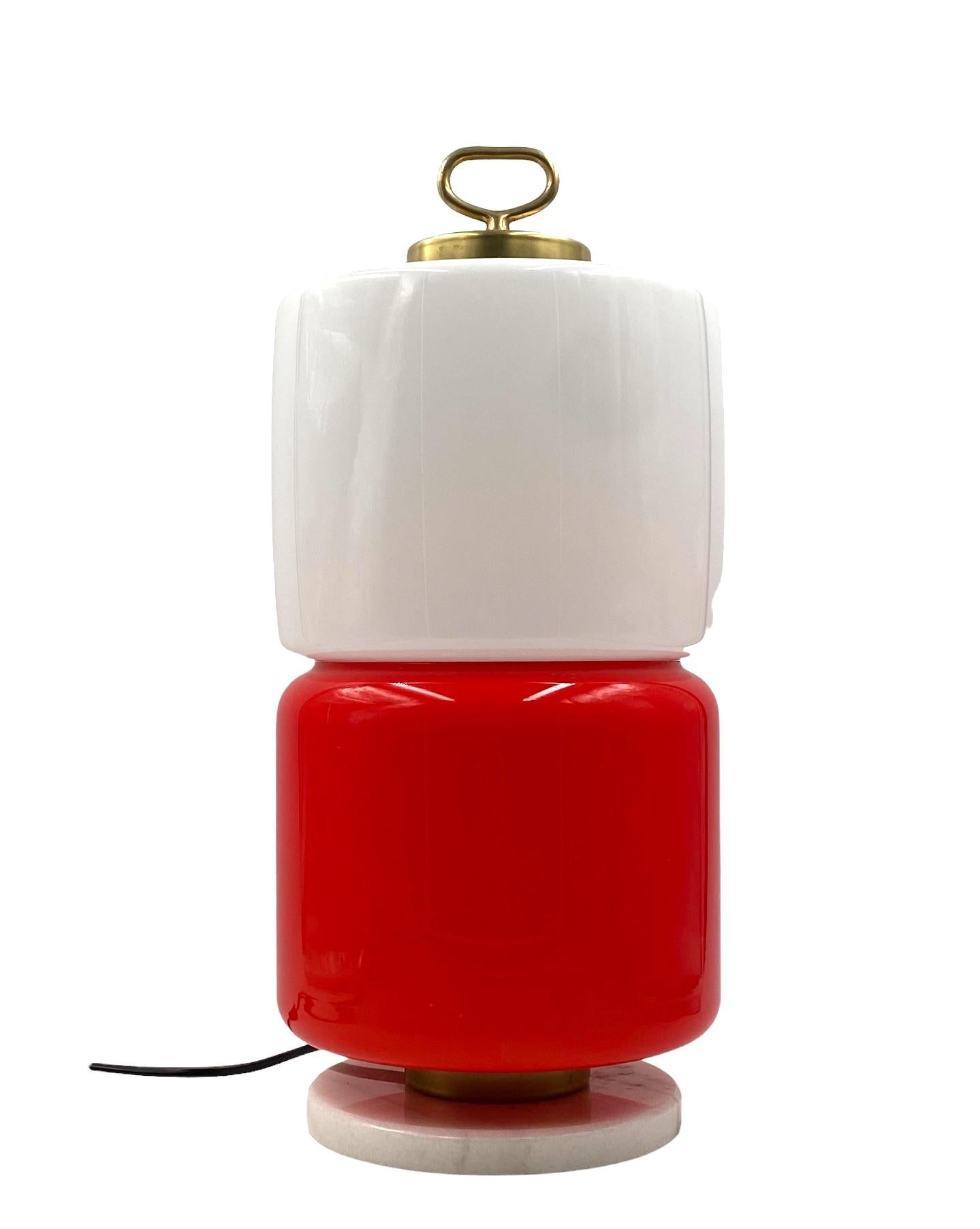 Lampe de table cylindrique de l'ère spatiale en verre rouge et blanc, Stilnovo, 1970 en vente 2