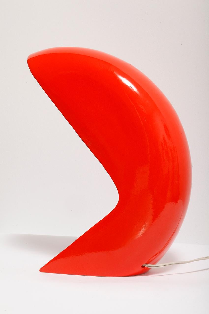 Vermilion, i.e. red with a delicate shade of orange. The oval, simple body delights. It is an extremely rare lamp, not to say that it is not actually available.

The Sele Arte company mainly dealt with the production of ceramic elements of kitchen