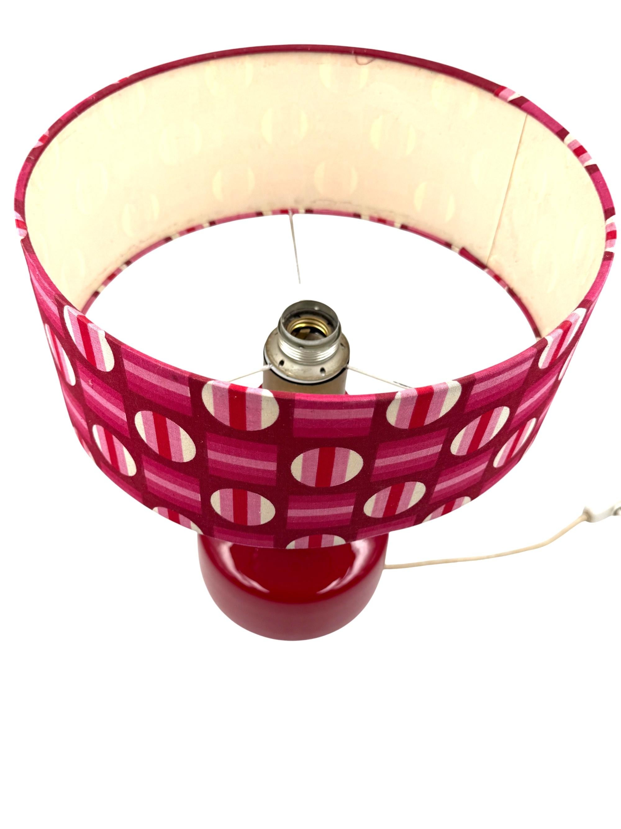 Lampe de table en verre rouge de l'ère spatiale, Italie, années 1960 en vente 3