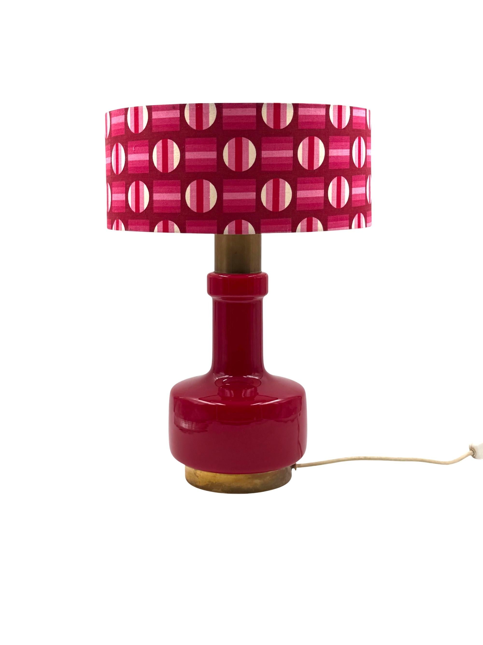 Lampe de table en verre rouge de l'ère spatiale, Italie, années 1960 en vente 5