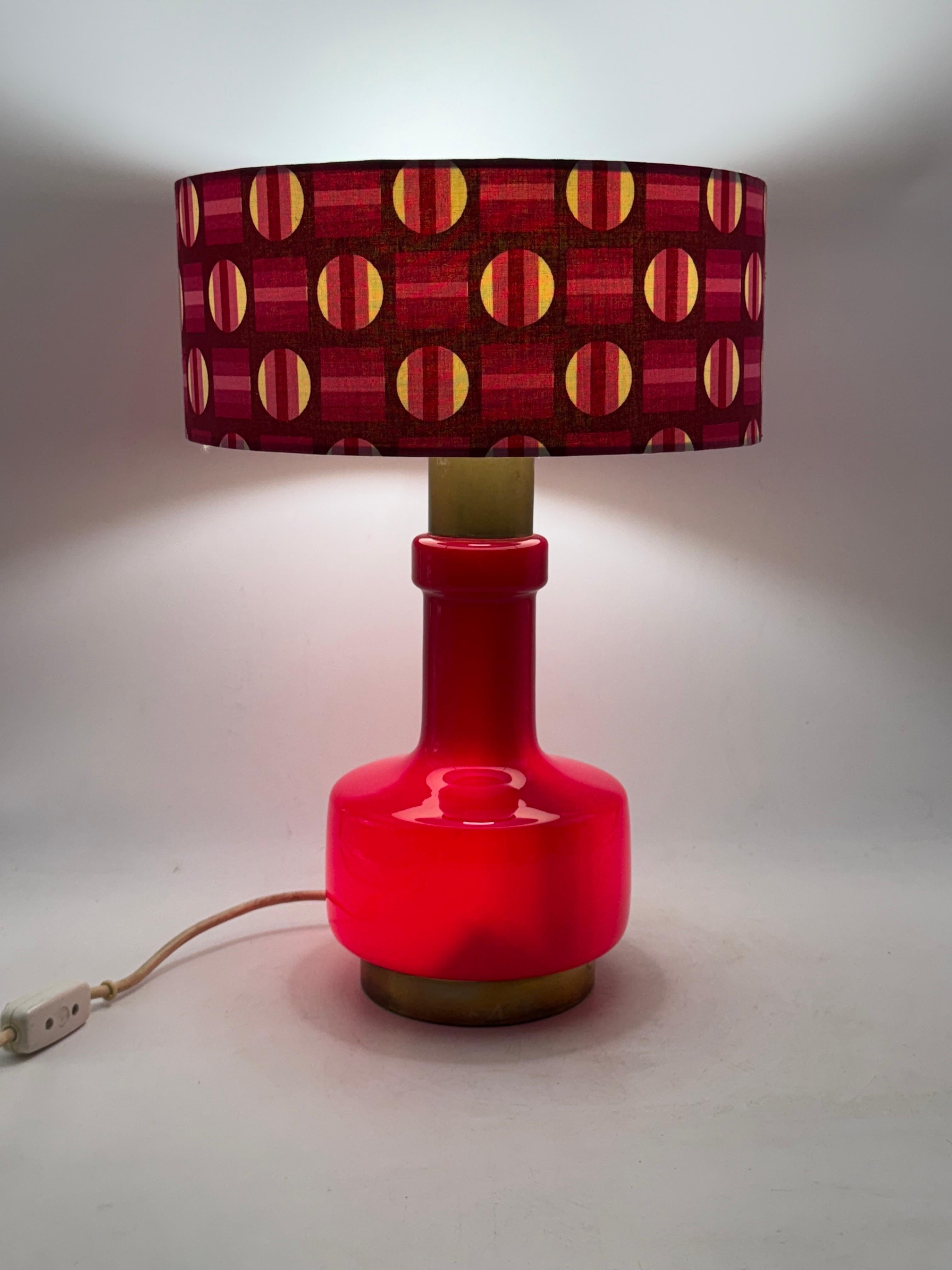 Lampe de table en verre rouge de l'ère spatiale, Italie, années 1960 Excellent état - En vente à Firenze, IT