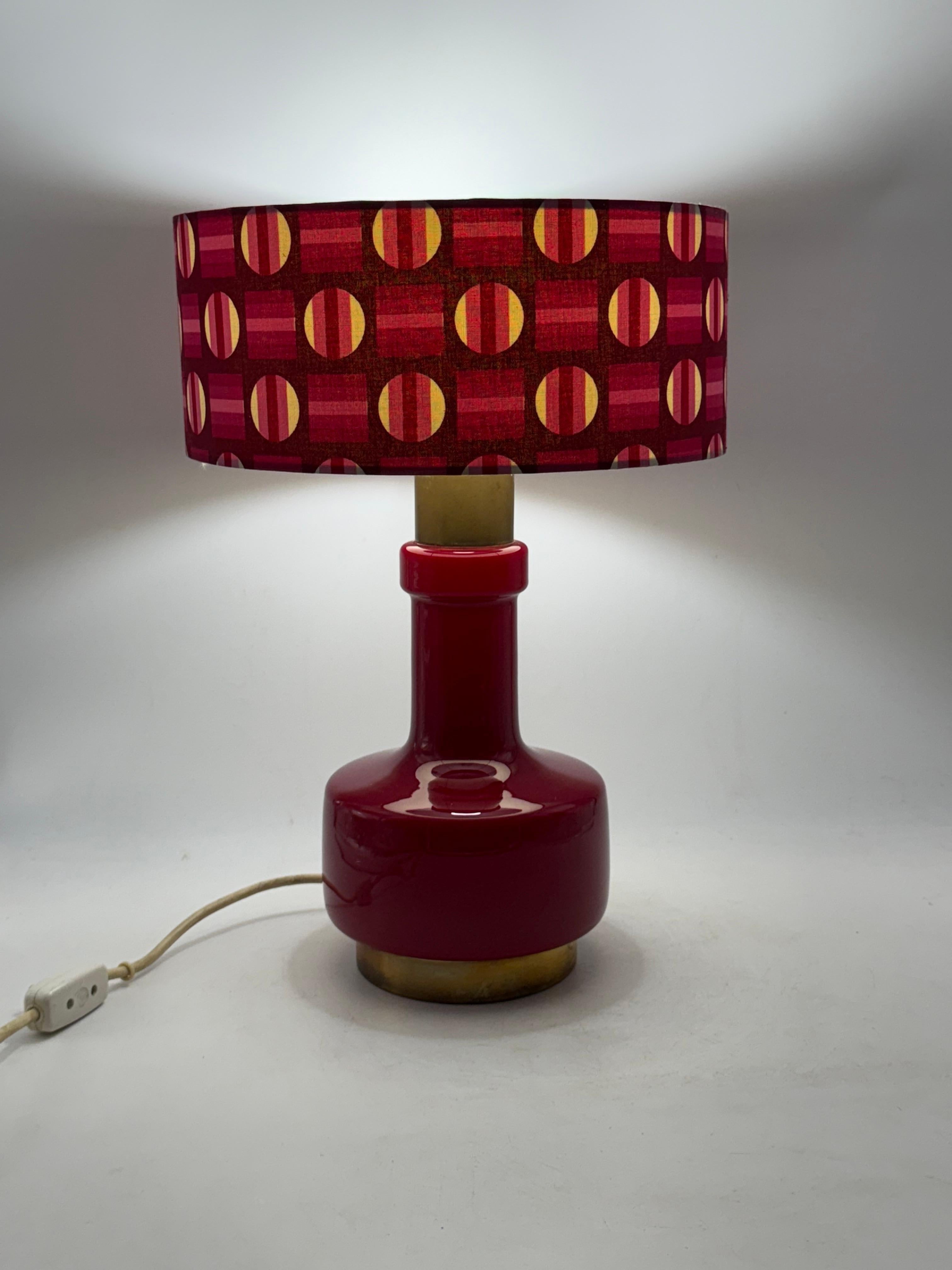 Mid-20th Century Lampe de table en verre rouge de l'ère spatiale, Italie, années 1960 en vente