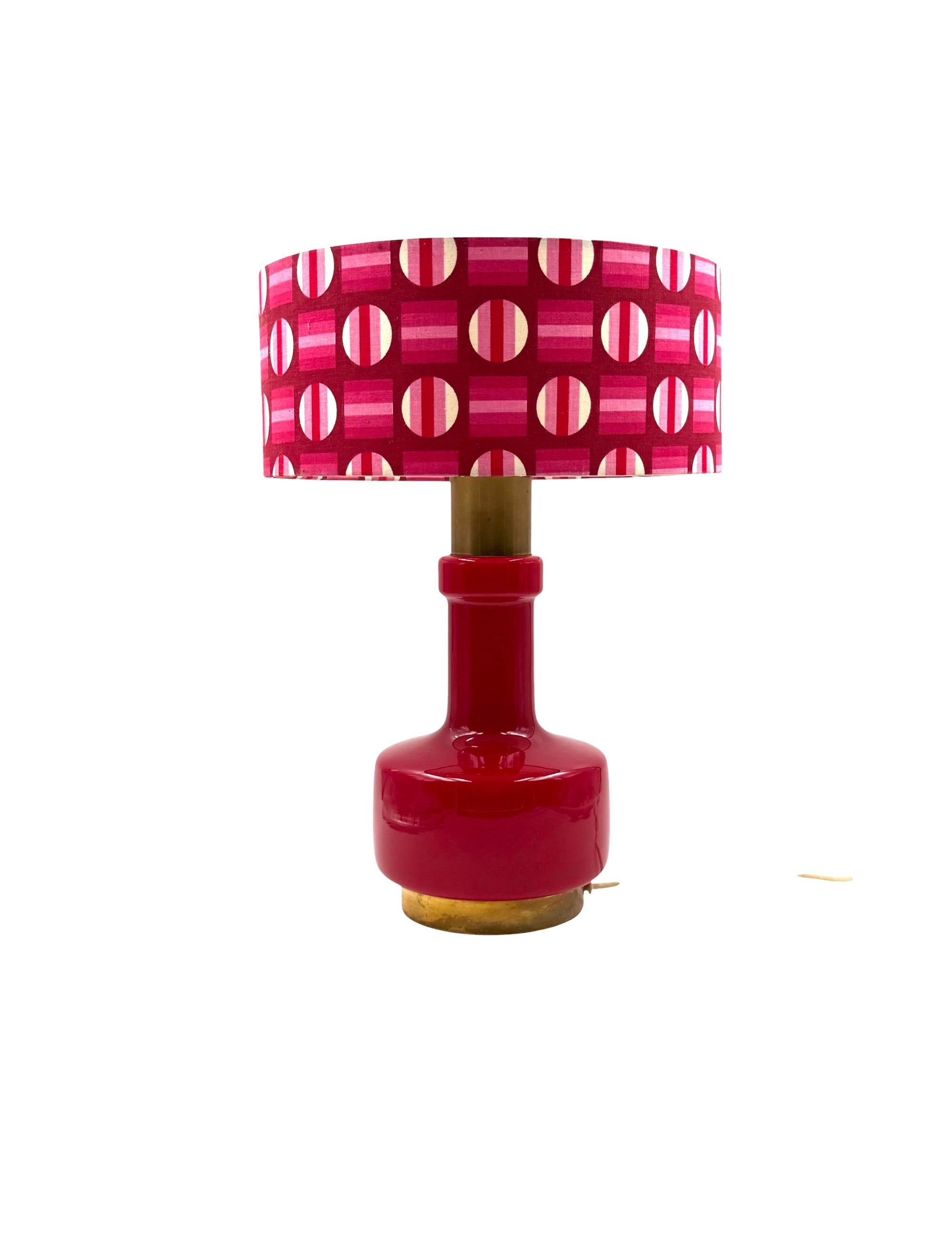 Laiton Lampe de table en verre rouge de l'ère spatiale, Italie, années 1960 en vente