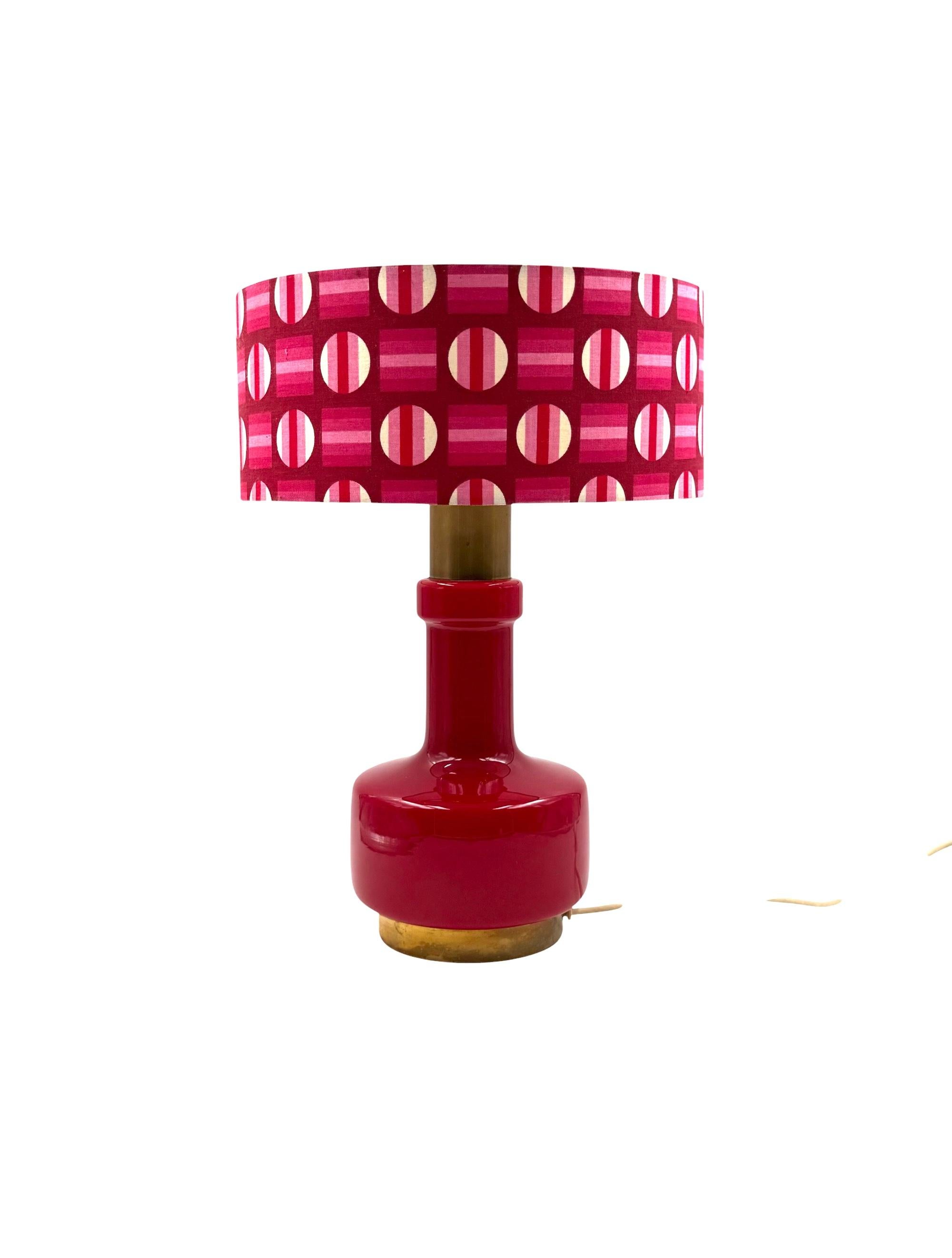Lampe de table en verre rouge de l'ère spatiale, Italie, années 1960 en vente 1