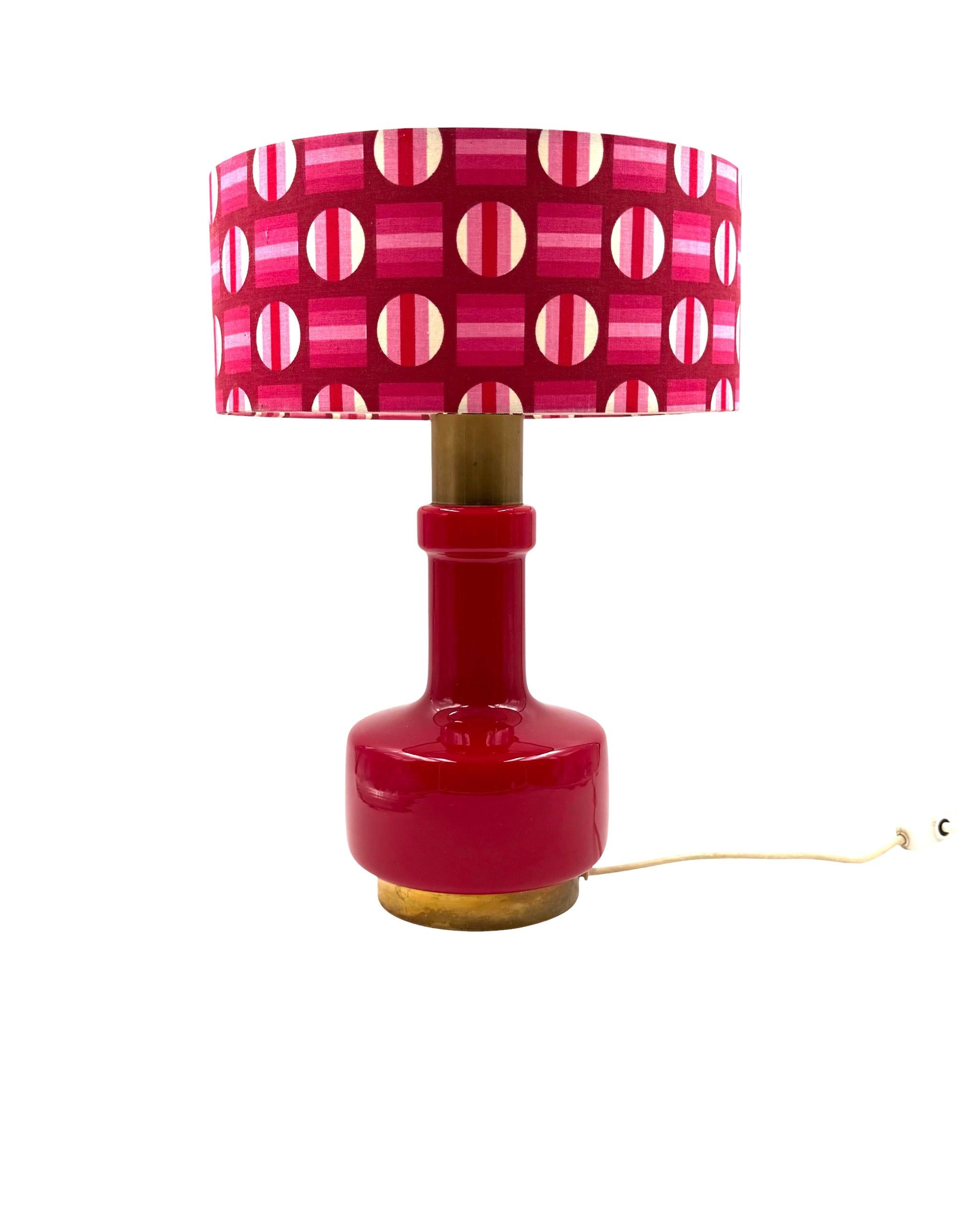 Lampe de table en verre rouge de l'ère spatiale, Italie, années 1960 en vente 2