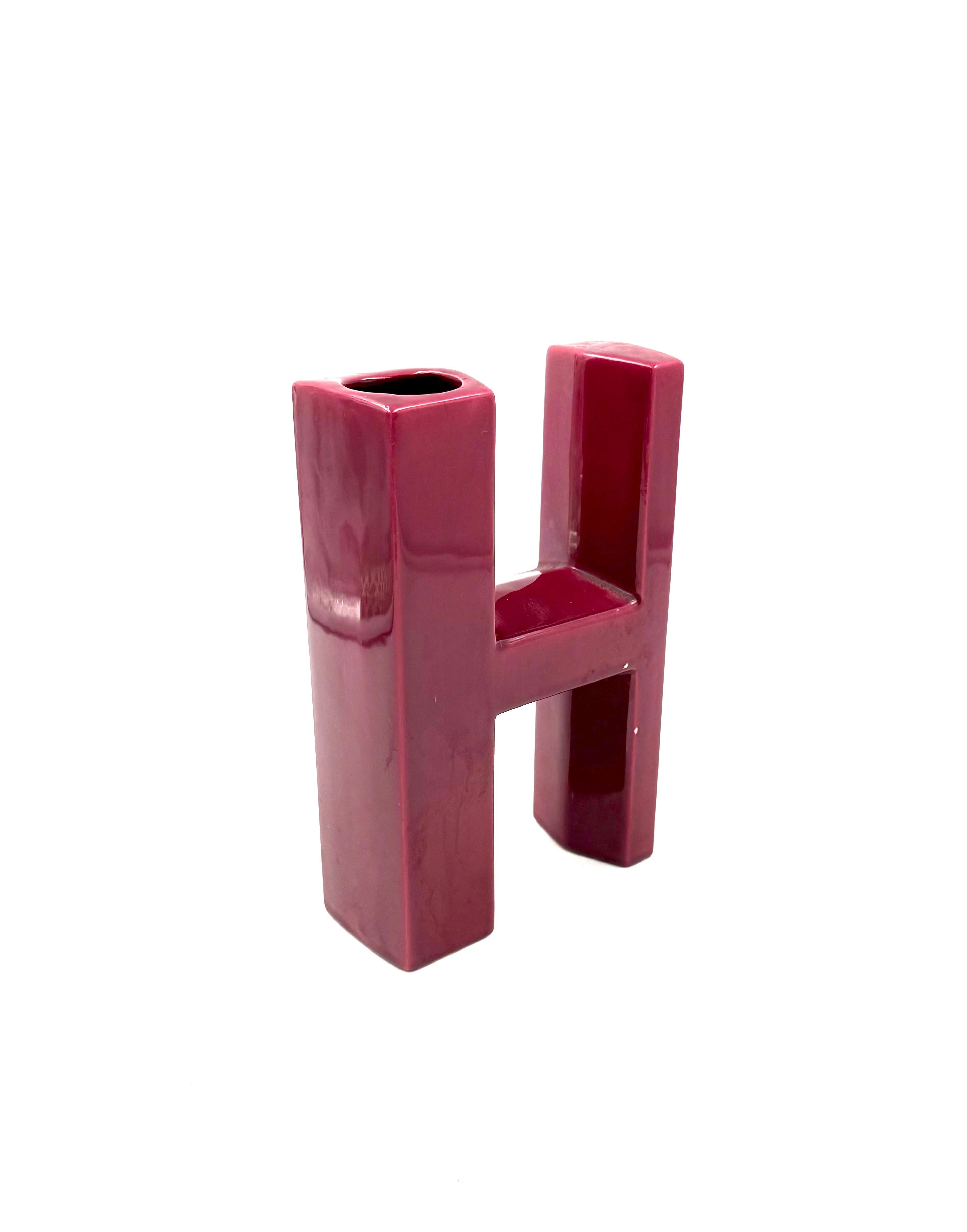 Space age red H letter shaped ceramic solifleur vase, Marcel Radureau ca. 1970 en venta 3