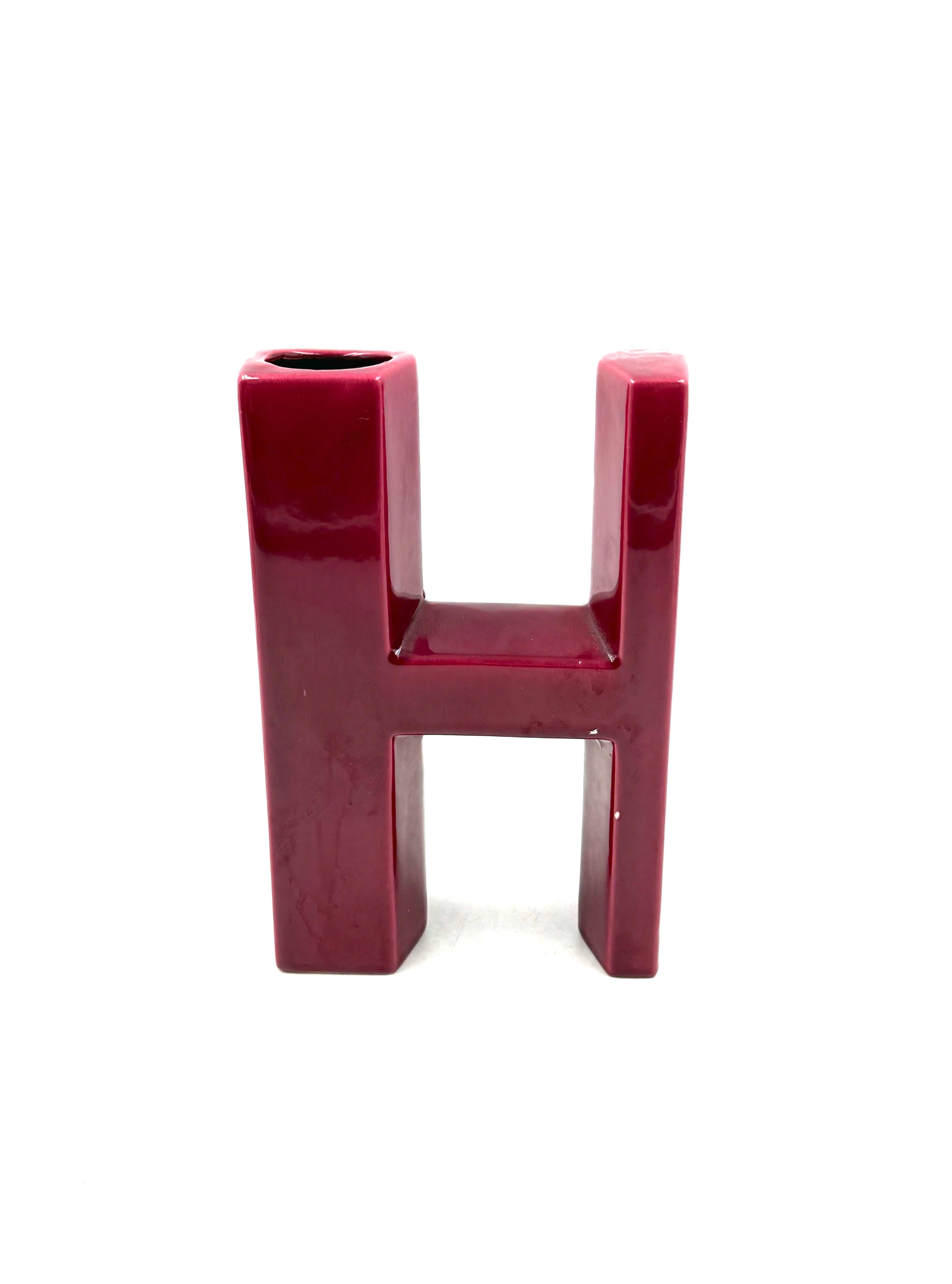 Space age red H letter shaped ceramic solifleur vase, Marcel Radureau ca. 1970 en venta 4