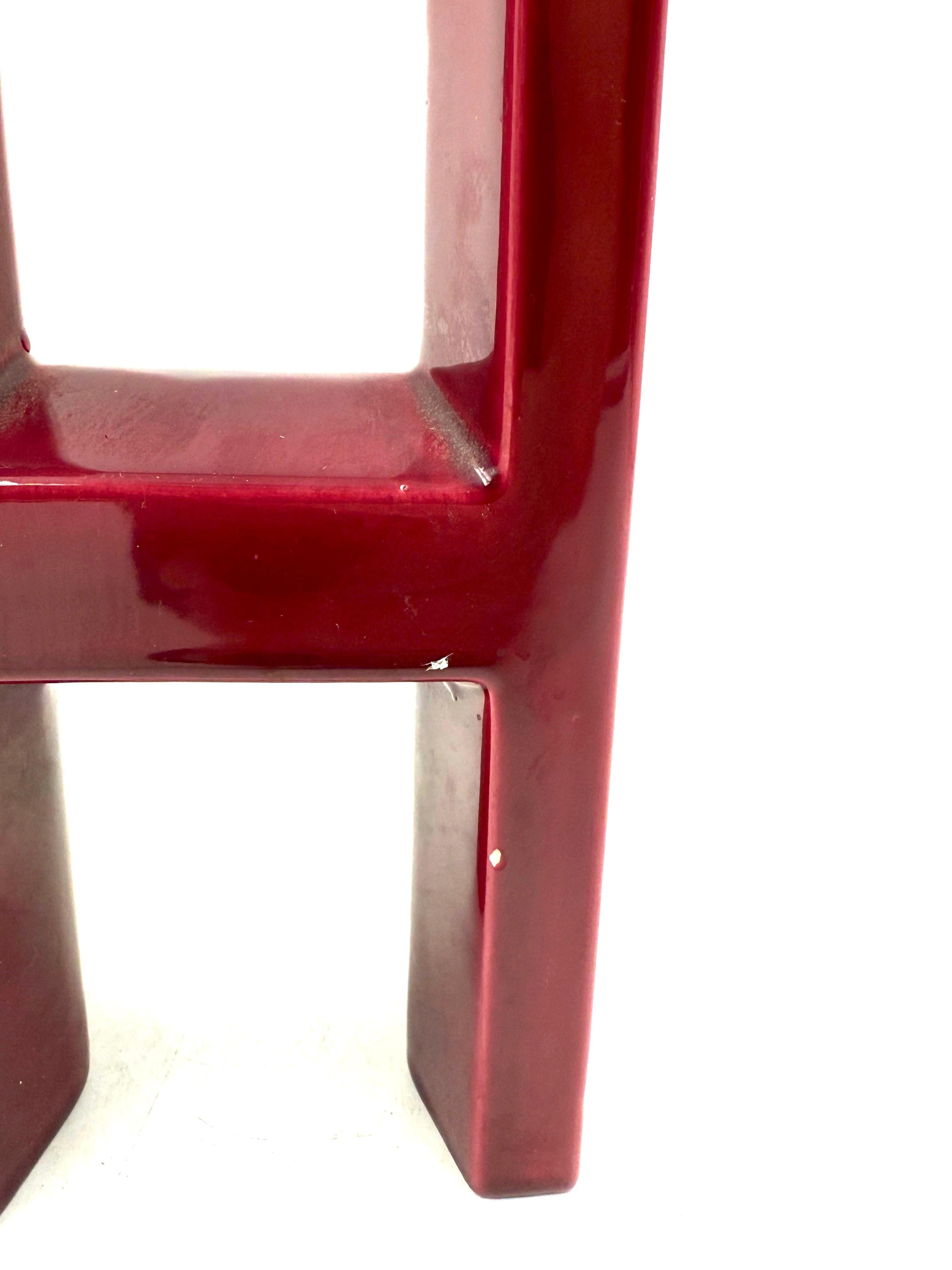 Space age red H letter shaped ceramic solifleur vase, Marcel Radureau ca. 1970 en venta 5