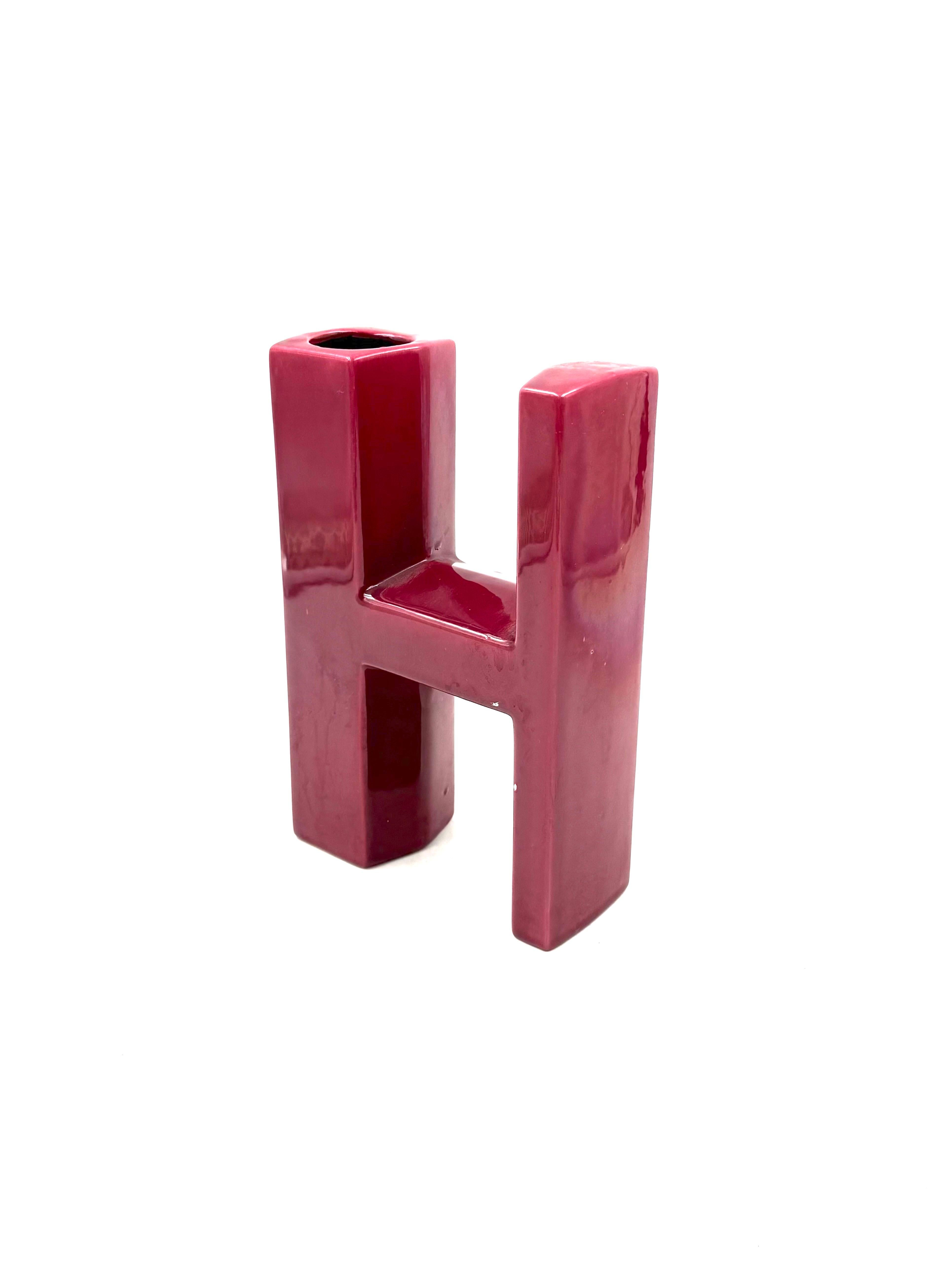 Space age red H letter shaped ceramic solifleur vase, Marcel Radureau ca. 1970 en venta 6
