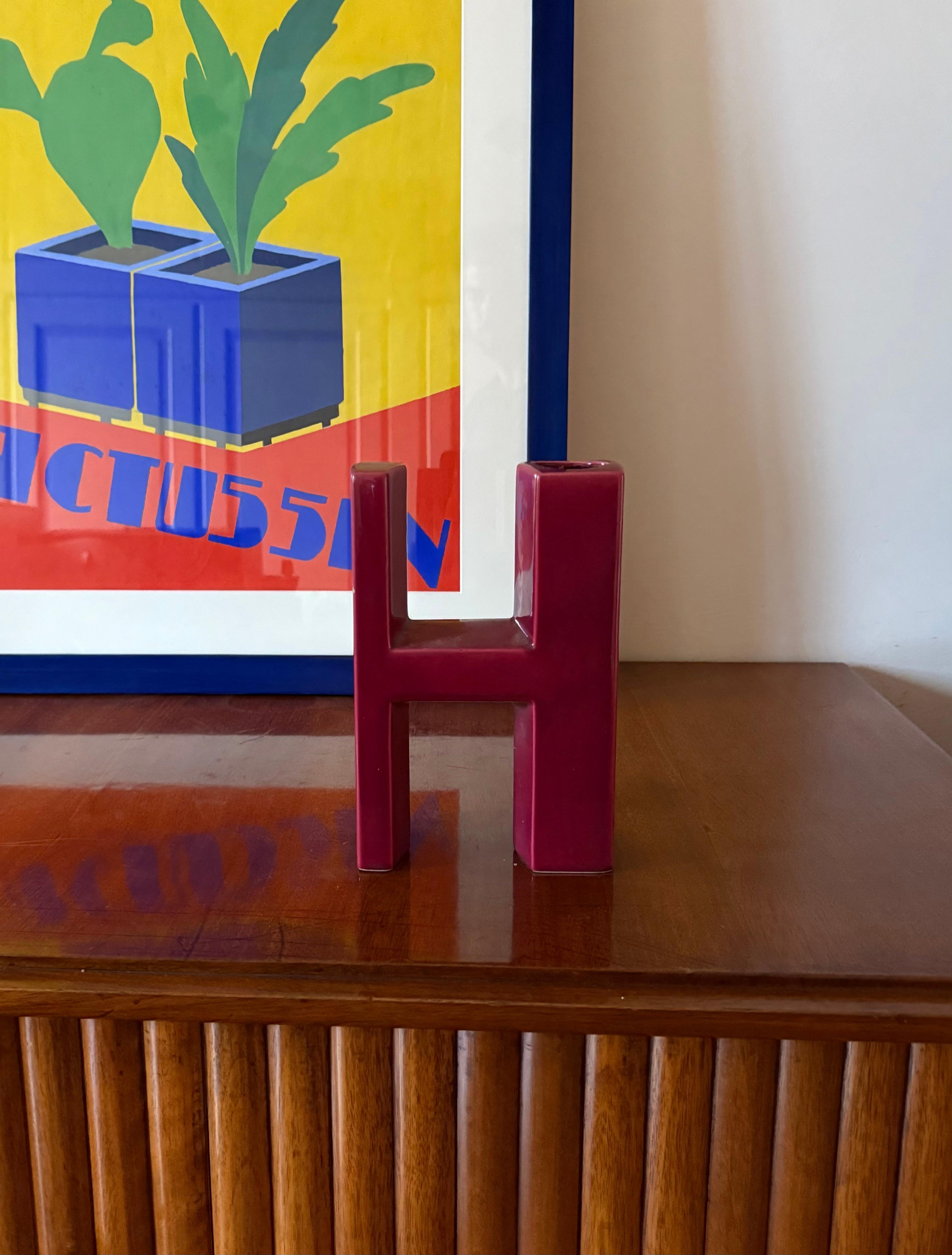 Space age red H letter shaped ceramic solifleur vase

Creations Marcel Radureau France ca. 1970

H 20.5 cm - 13.5 × 6 cm 

Conditions: good consistent with age and use. Chips on the vase, check the pictures