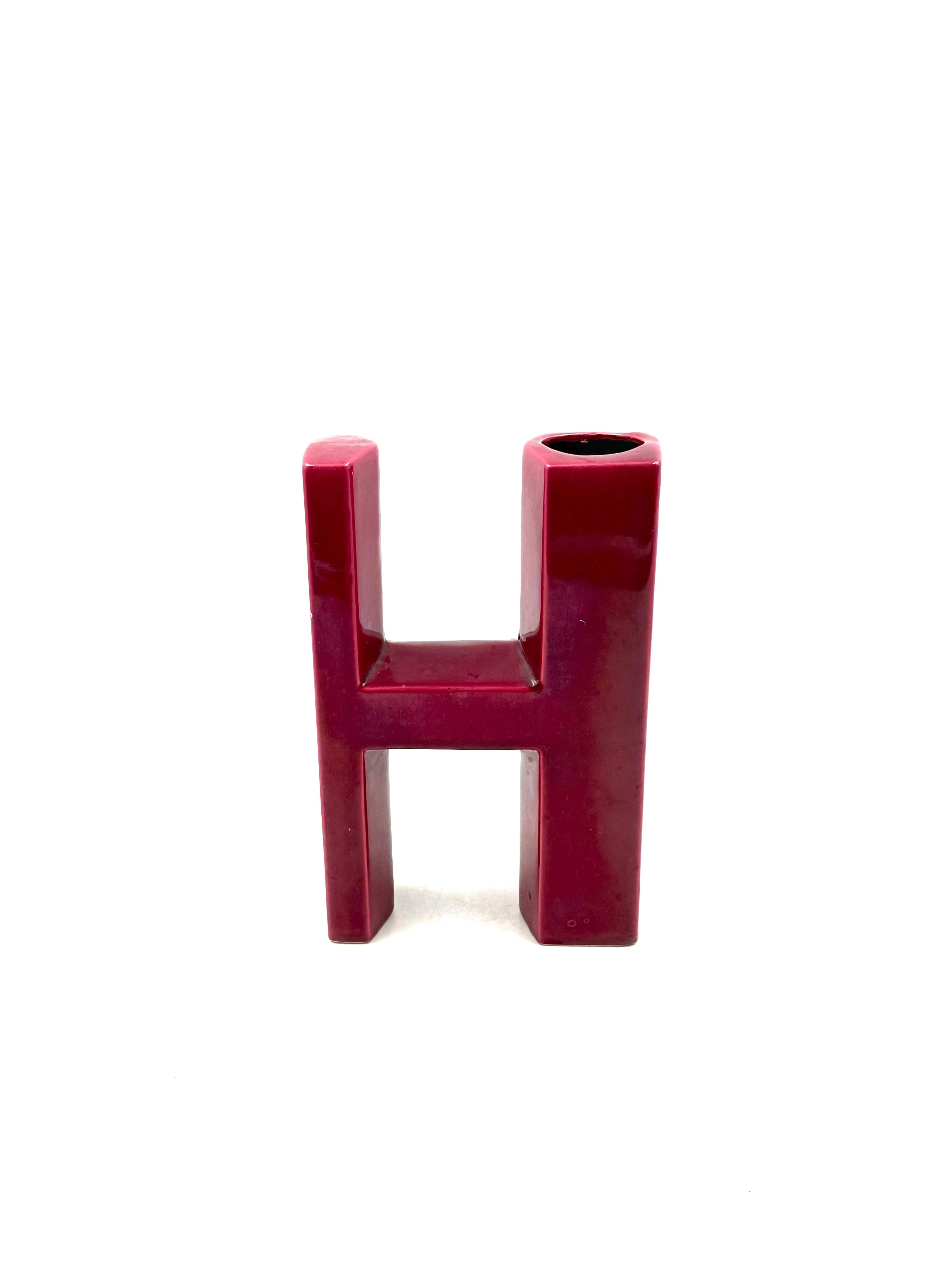 Space age red H letter shaped ceramic solifleur vase, Marcel Radureau ca. 1970 en Bueno estado para la venta en Firenze, IT