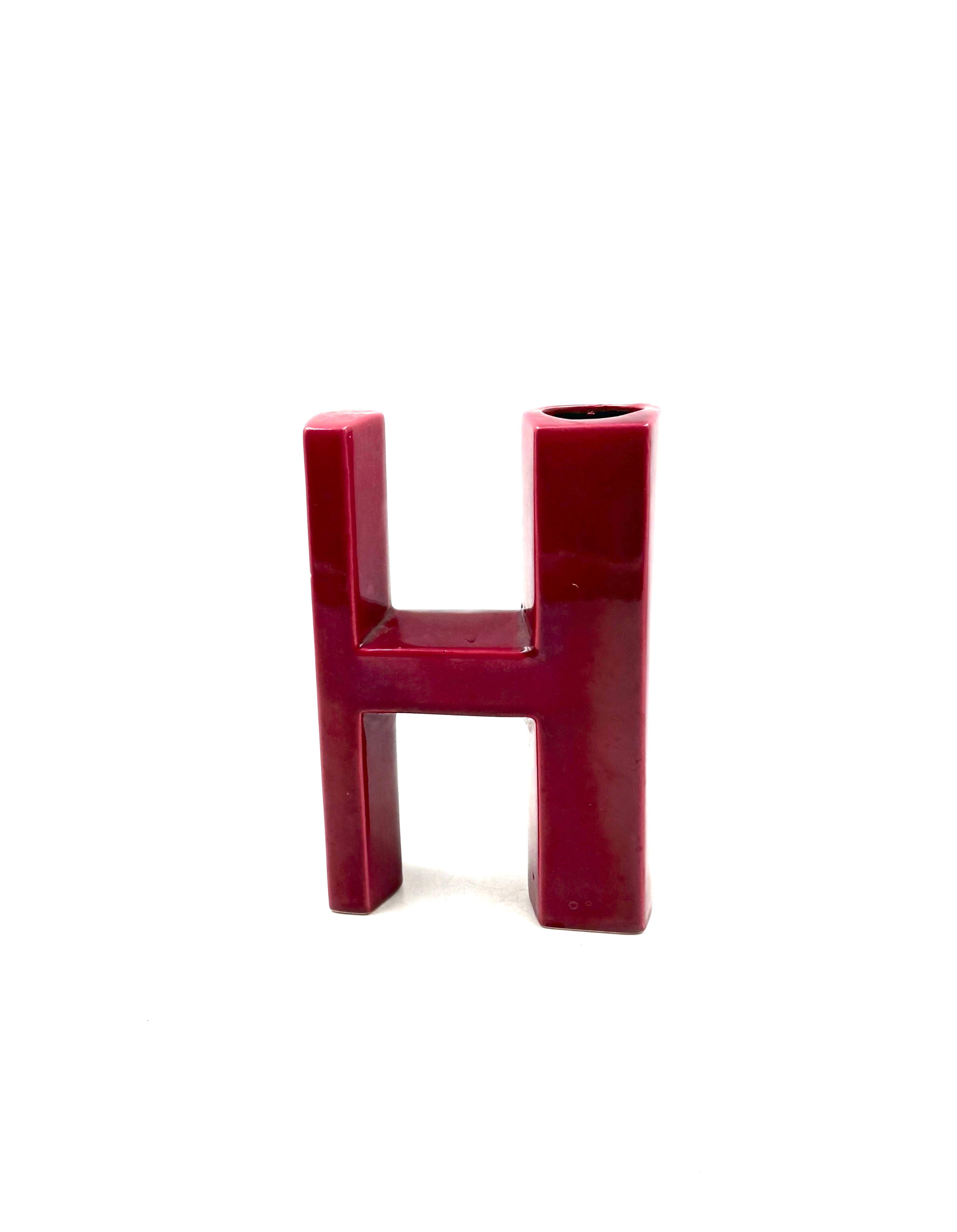 Space age red H letter shaped ceramic solifleur vase, Marcel Radureau ca. 1970 Cerámico en venta