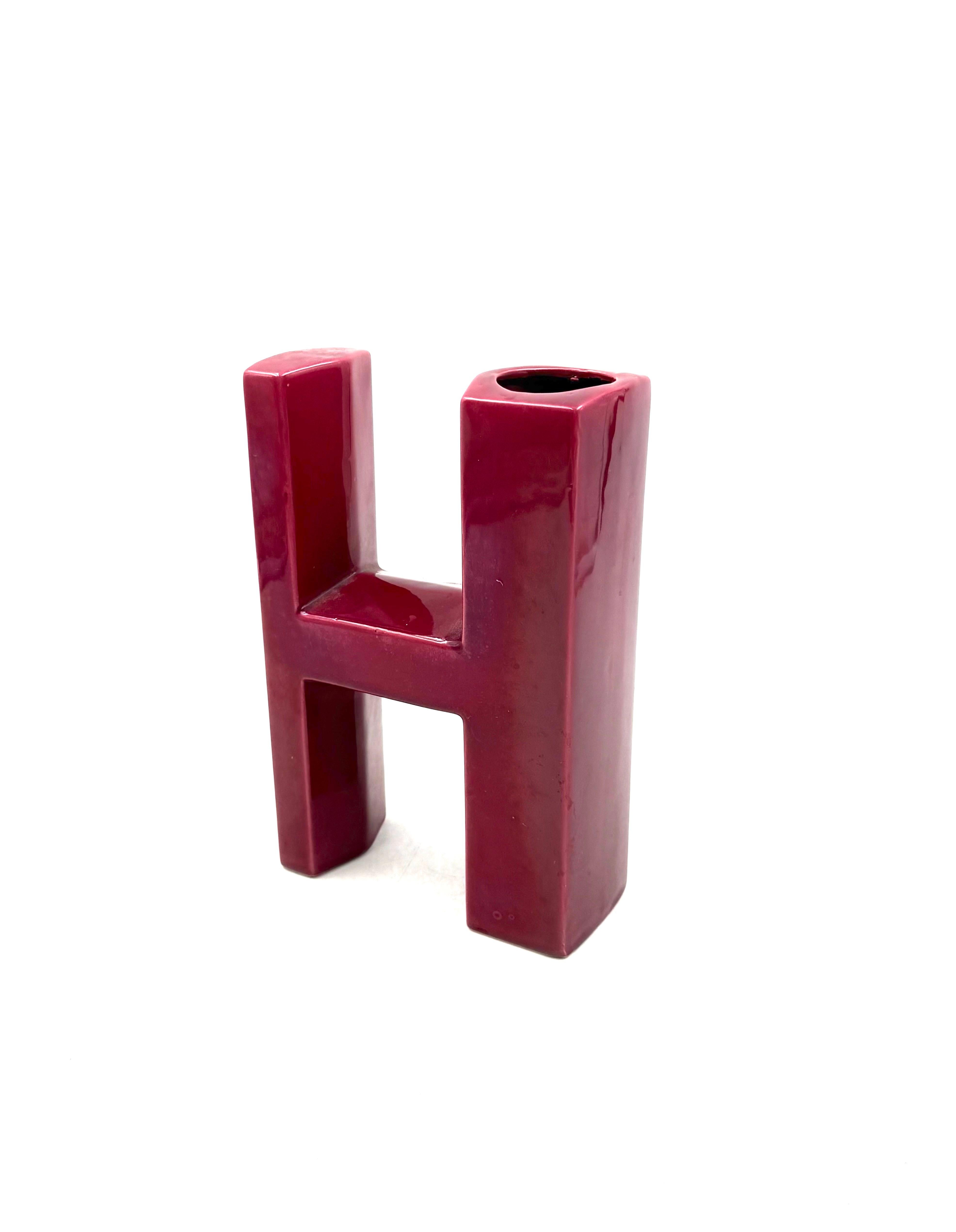 Space age red H letter shaped ceramic solifleur vase, Marcel Radureau ca. 1970 en venta 1