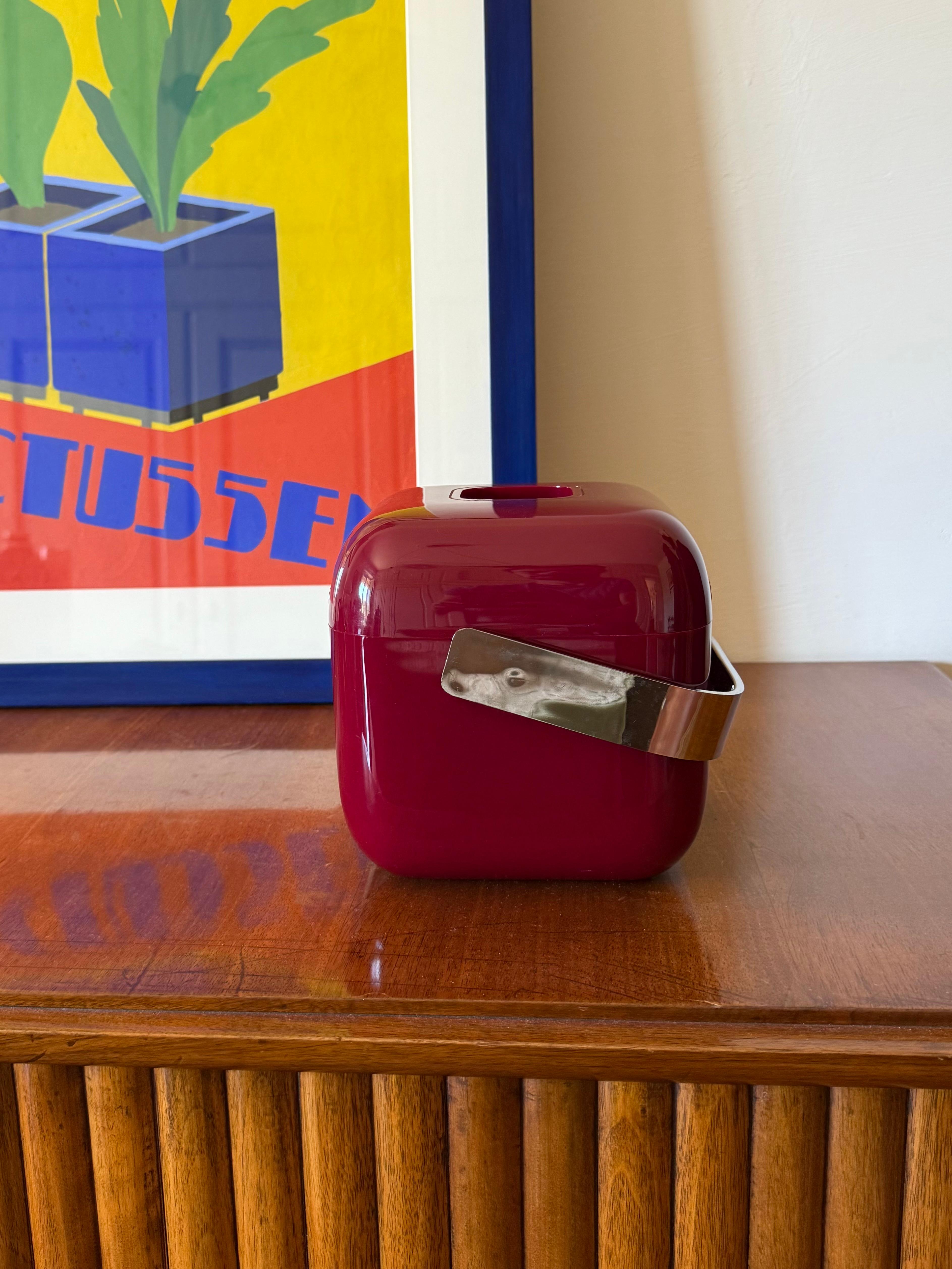 Italian Space age red Ice Bucket, Guzzini Italy, ca. 1970s For Sale