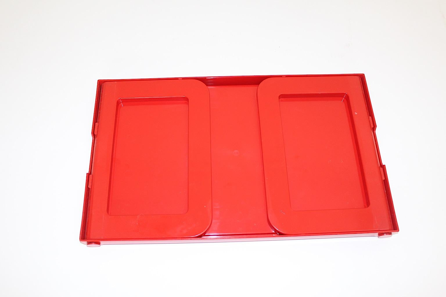 Space Age Red Plastic Tray Table or Gueridon Pepito Luigi Massoni for Guzzini For Sale 4