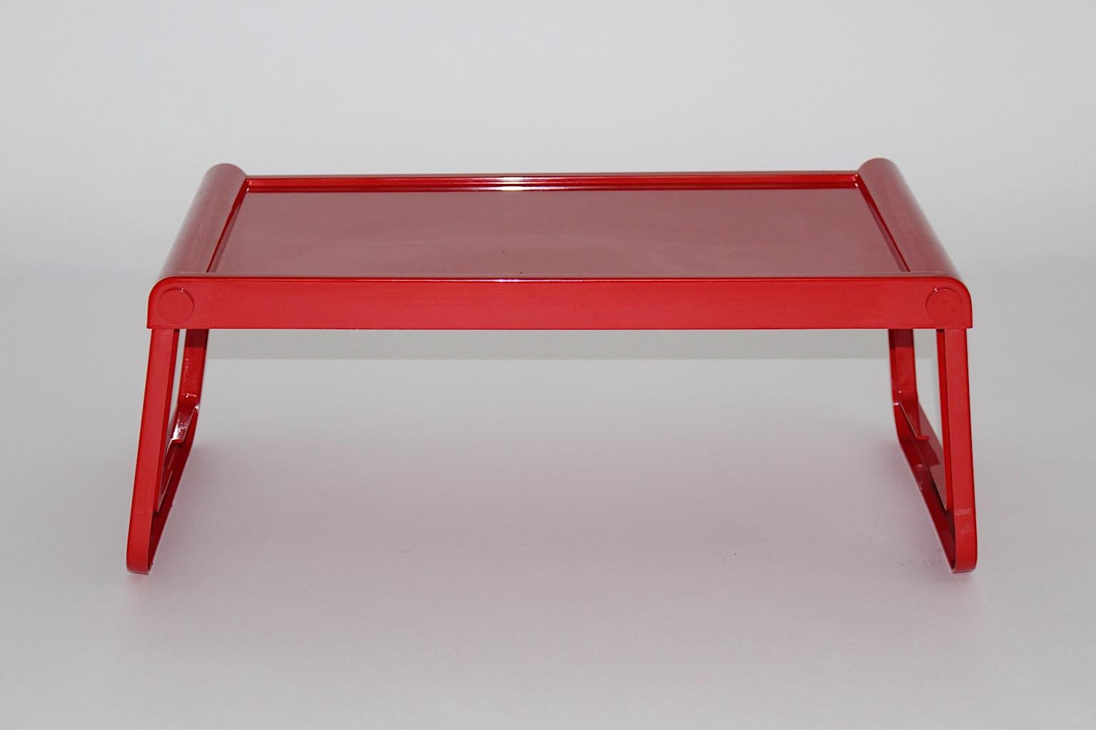 Soace Age rot Vintage Tablett Tisch, Gueridon oder Serviertisch Modell Pepito aus Kunststoff von Luigi Massoni für Guzzin 1970er Jahre Italien.
Ein farbenfroher, praktischer Vintage-Tisch mit klappbarem Fuß spiegelt die Farbe und das MATERIAL