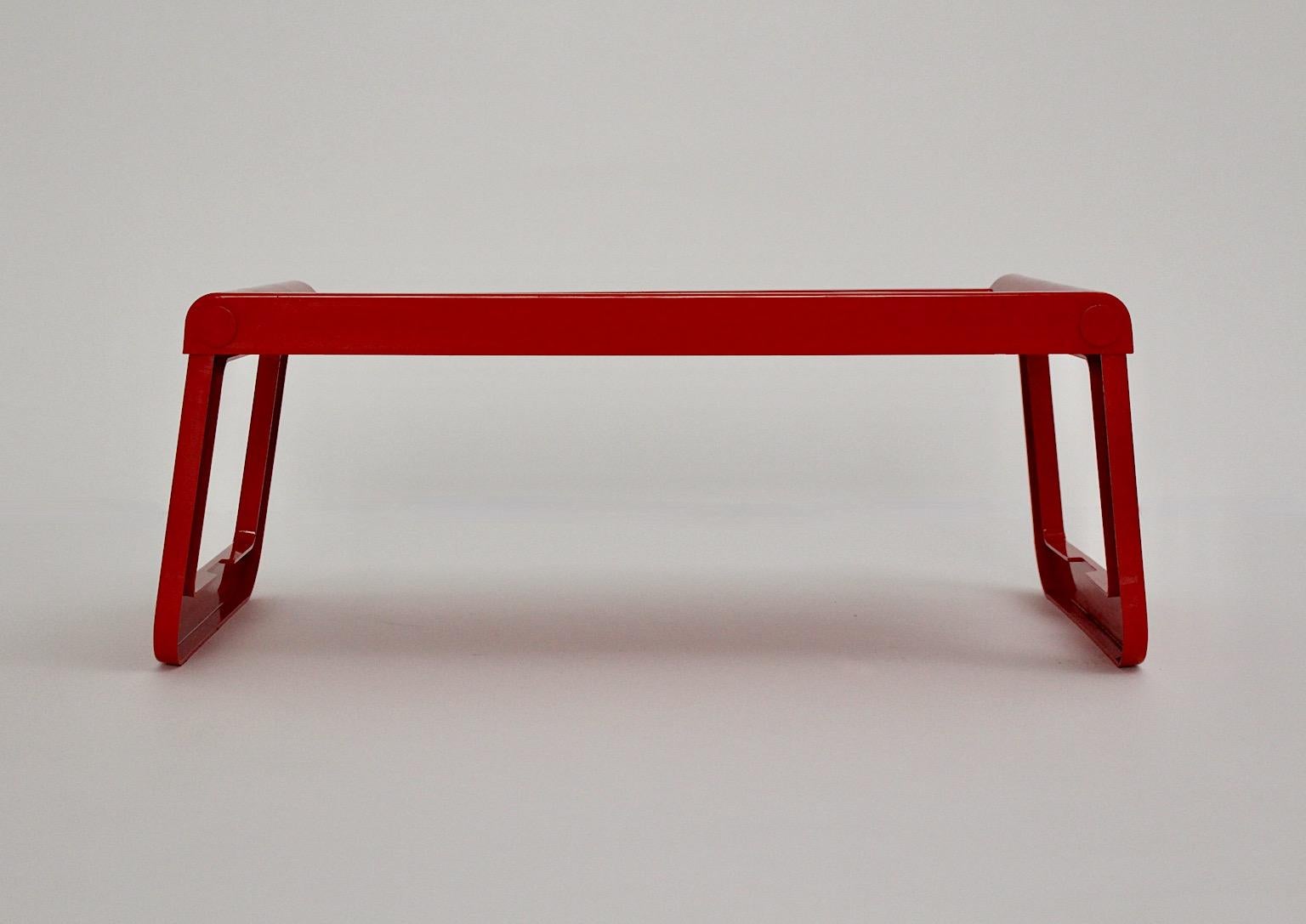 Ère spatiale Table à plateau en plastique rouge Space A Space ou Gueridon Pepito Luigi Massoni pour Guzzini en vente