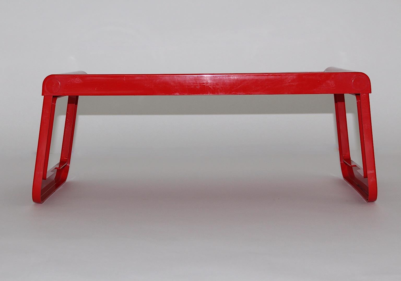 Roter Kunststofftabletttisch oder Gueridon Pepito Luigi Massoni für Guzzini, Space Age im Zustand „Gut“ im Angebot in Vienna, AT