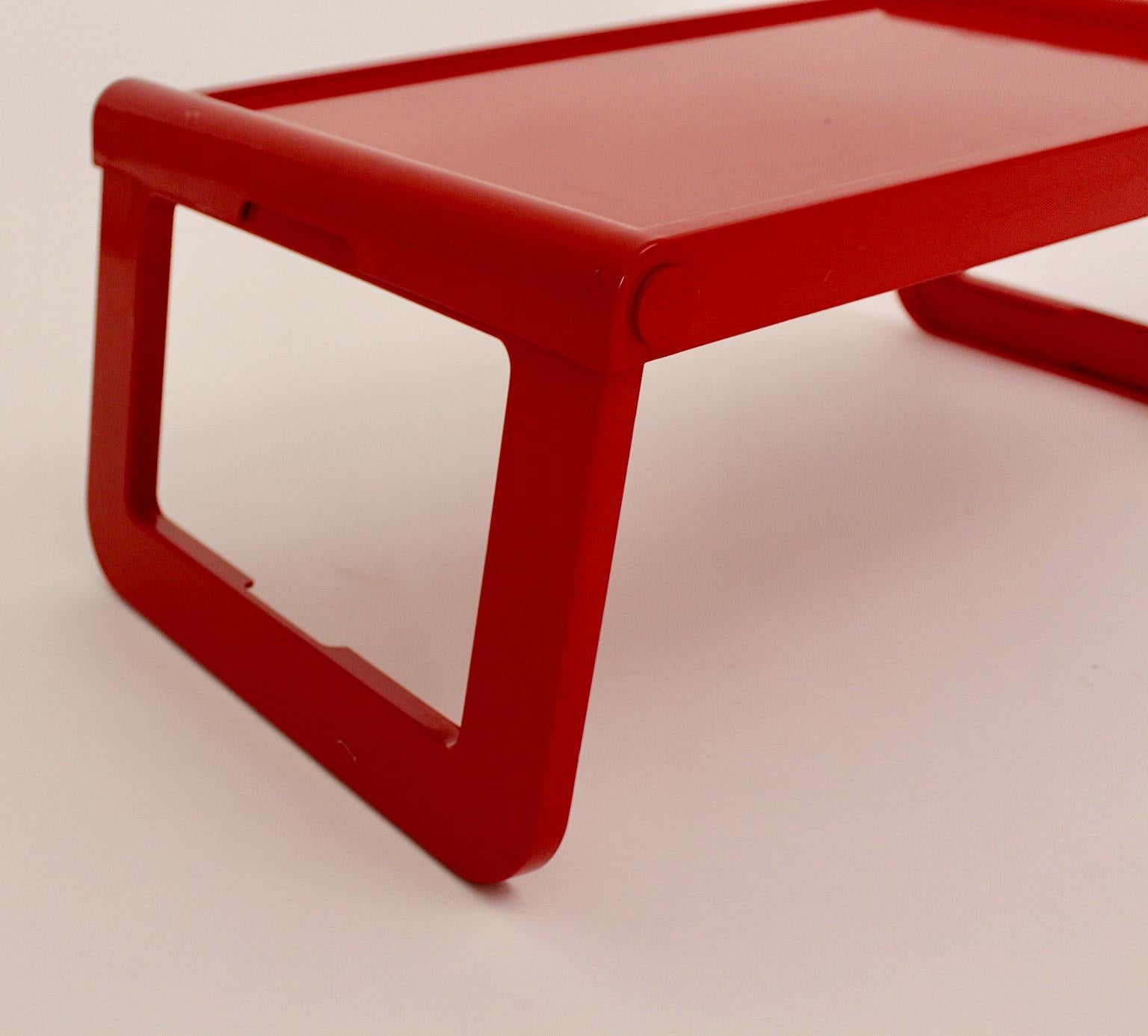 Space Age Red Plastic Tray Table or Gueridon Pepito Luigi Massoni for Guzzini In Good Condition For Sale In Vienna, AT