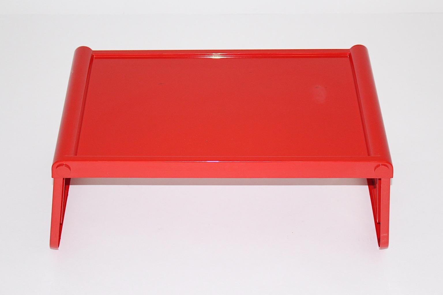 20th Century Space Age Red Plastic Tray Table or Gueridon Pepito Luigi Massoni for Guzzini For Sale