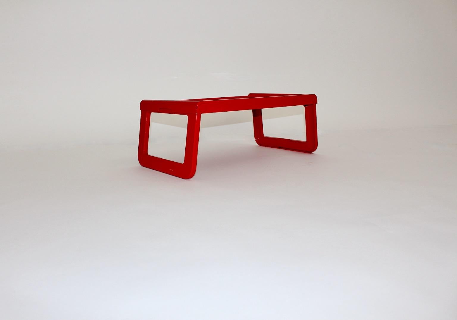 Space Age Red Plastic Tray Table or Gueridon Pepito Luigi Massoni for Guzzini For Sale 1