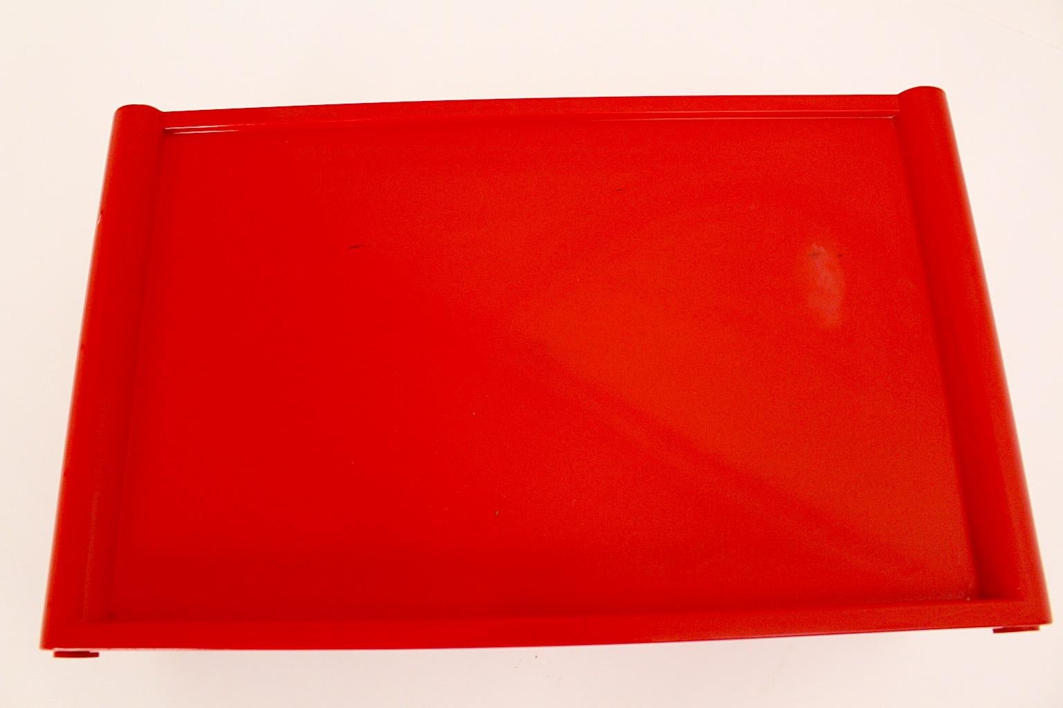Space Age Red Plastic Tray Table or Gueridon Pepito Luigi Massoni for Guzzini For Sale 2