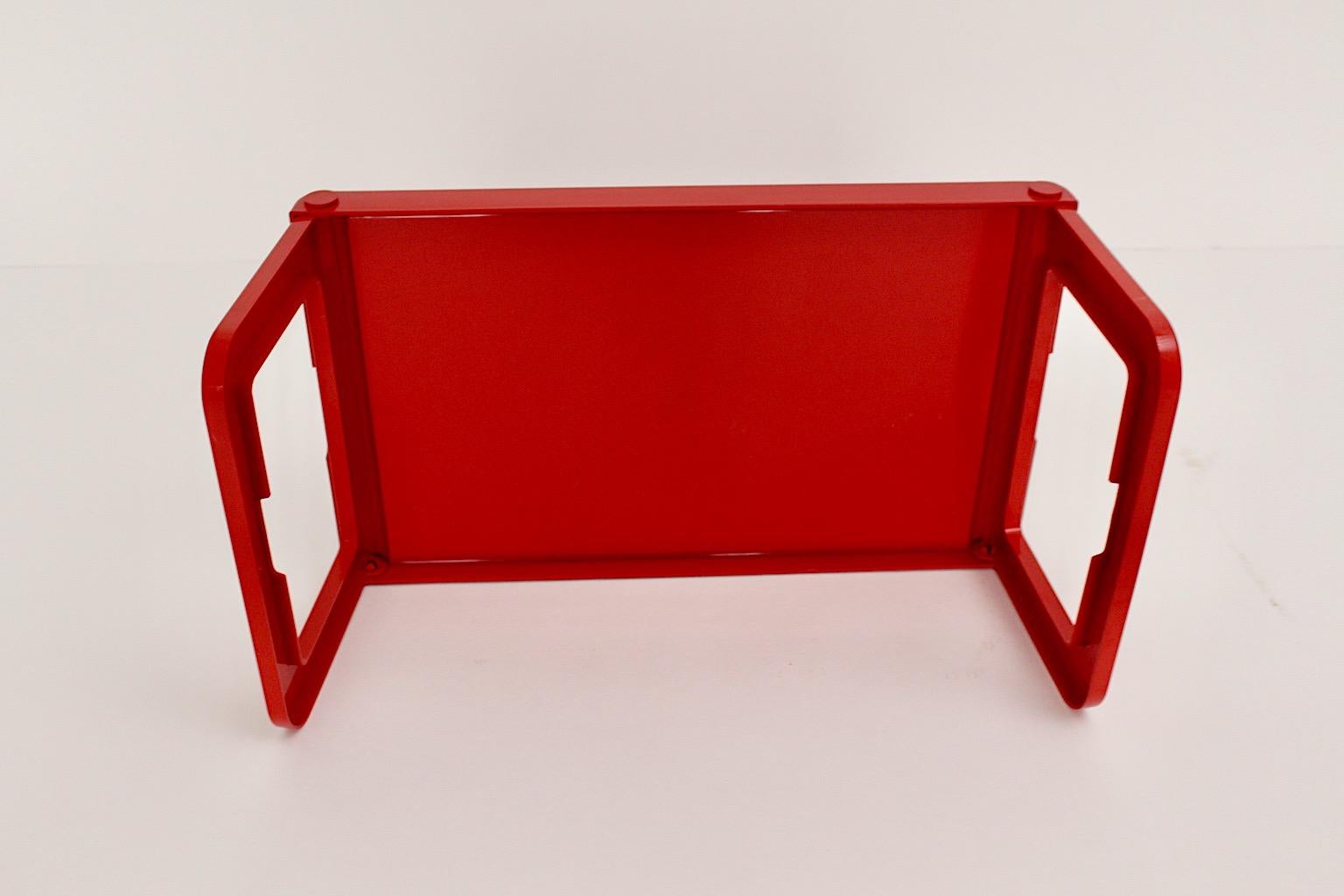 Space Age Red Plastic Tray Table or Gueridon Pepito Luigi Massoni for Guzzini For Sale 3