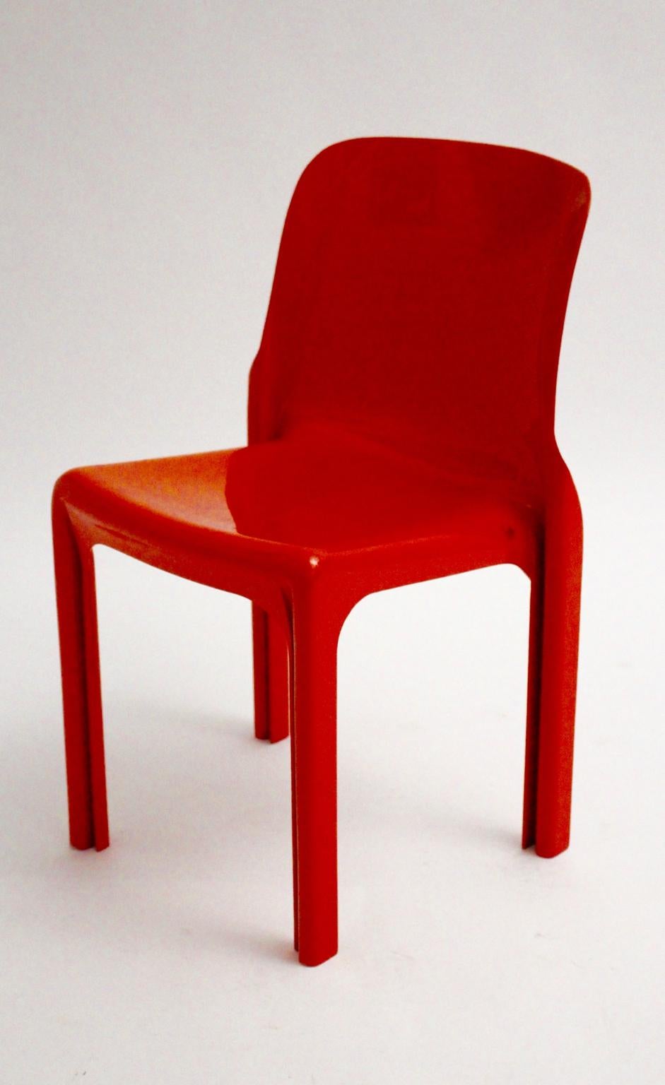 Space Age rotes Vintage-Stuhlmodell Selene aus Kunststoff, entworfen von Vico Magistretti 1968 für Artemide Milano, Italien.
Der Stuhl zeigt einen sehr guten Vintage-Zustand mit feinen Kratzern auf der glänzenden Oberfläche.
Auch der Stuhl ist ein